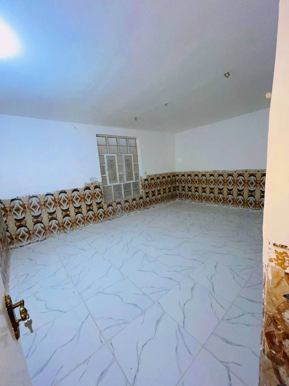 دار للبيع مساحة 100م
📍الموقع بوب الشام صدام سرحان تبعد عن سيطرة الشعب 3 دقايق 
طابق ونص
يحتوي على مدخلين 
استقبال
حولي 
2 غرف نوم مساحة الغرفة 5.5×4.5
صحيات داخلية وخارجية
سطحين مع كراج
بناء طابوق 
السقف مسلح
الدار تحتوي على ماطور مع مغسلة وسخان التواصل على الارقام التالية.

واتساب***********
هاتف ‏‪+964 781 015 0321
