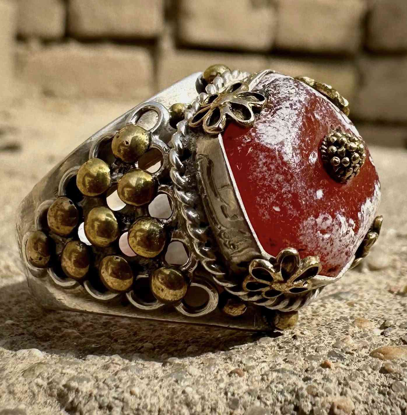 عقيق يماني قديم جدا خامة نادرة اصليه  ذمة طبيعي رباني قطعة قديمة  وانتيكا. أنا خاطة بشهر رجب يعني خطها رجبي ذمة الفضة منقوشة على فضة  صياغة يدوية ثقيلة فضة سعر والاستفسار خاص يتوفر توصيل


**إذا كنت صاحب هذا الإعلان وتريد حذفه لأي سبب، رجاءا أرسل رسالة إلى الدعم الفني**