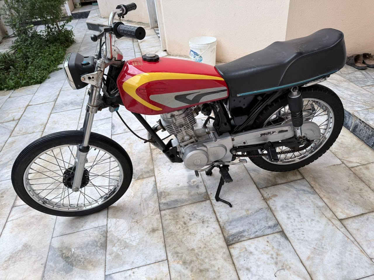 سلام عليكم دراجه للبيع  اوراق شاصي نامه ١٩شلامجه تعيمره ٢٣ مكينه مفتوحه ولفات
دراجه كامله حته سبايدر وياه بس نه ماشده 

سعر خاص مكاني ناصريه حي اور***********
