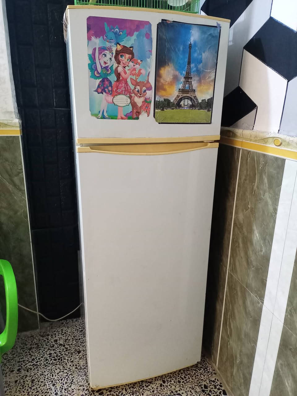 ثلاجه للبيع فقط جوه متبرد الفريز ثلج سعر ١٥٠ جديده راقم ***********
