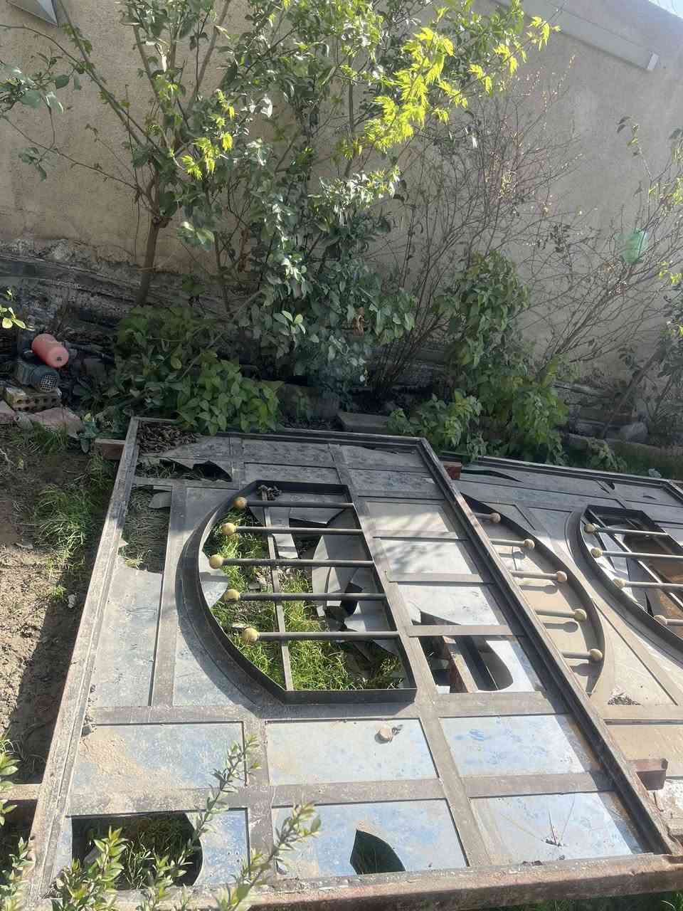 ثنين شباك طول 2و30 وعرض 2متر واحد شباك طول 2 متر وعرض متر ونص وبيبان ثنين هم مترتين طول السعر 450 عنوان بغداد الدوره  ***********
