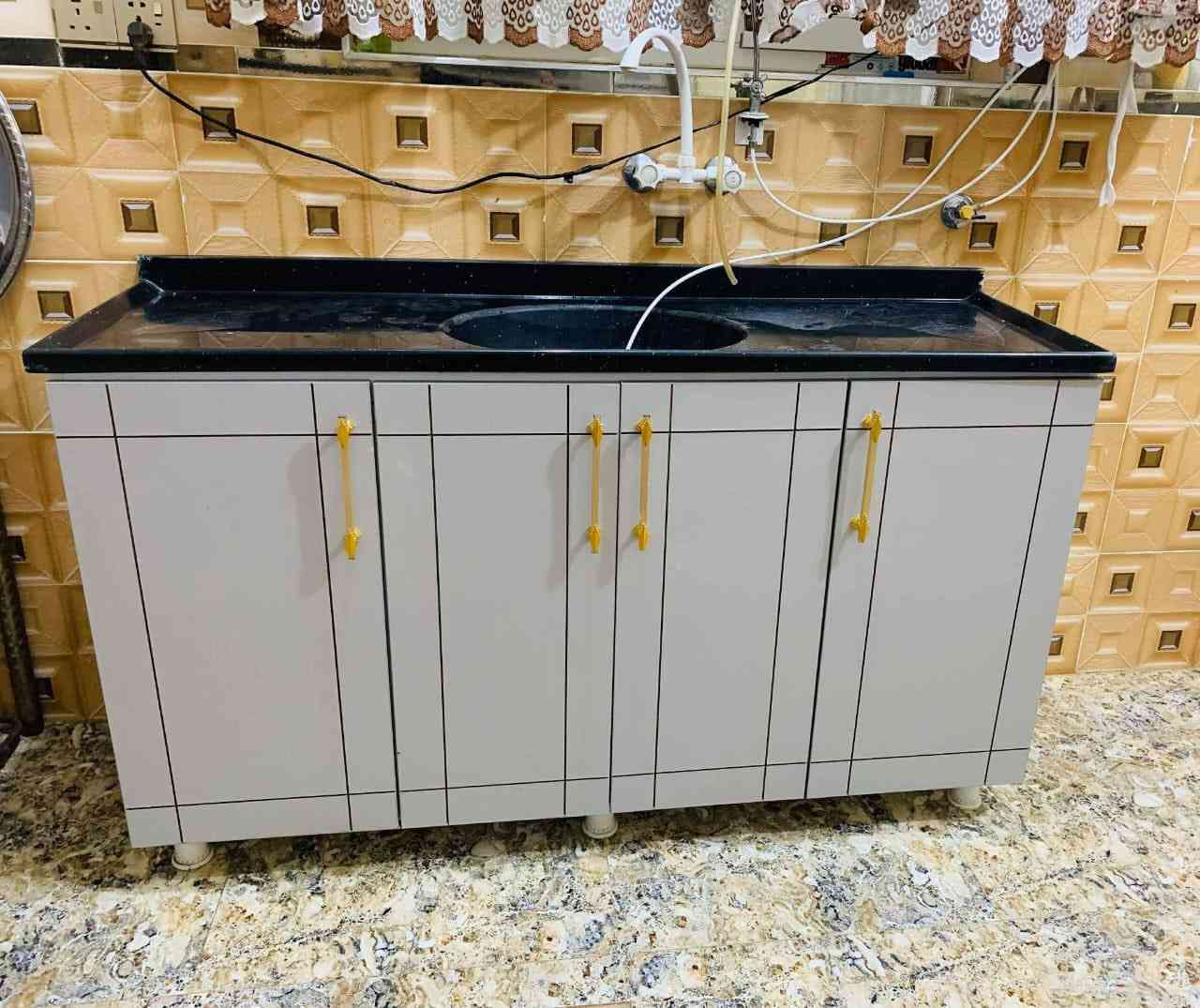 كاونتر للبيع الخشب: MDF مضغوط عالي الجودة
🔹 التغليف: PVC مقاوم للرطوبة

🔹 السطح: غرانيت/رخام صناعي أسود

🔹 الحالة: نظيف جدًا / استعمال خفيف

🔹مكون من 4قطع 

    تصميم مودرن 

✔️ متين

✔️ سهل التنظيف

✔️ شكل مرتب ويضيف فخامة للمطبخ

📍 السعر: (يُذكر عند التواصل )

📞 للاستفسار: مراسلة خاص / اتصال ***********
