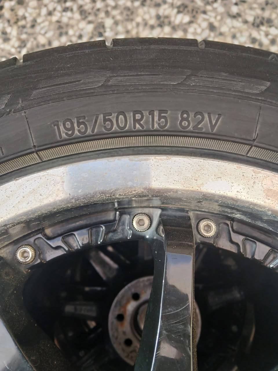 سلام عليكم للبيع تخم ويل و تايرانضاف حجم 15 بدون تصليح او ضربة عنوان بغداد ،***********
