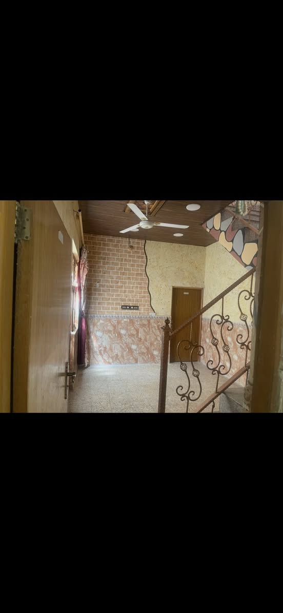 دار للإيجار
١٠٠متر غرفه صاله استقبال مطبخ تخاريج عدد ٢ مكشوفه عدد٢ شارع المطار القديم 
***********
