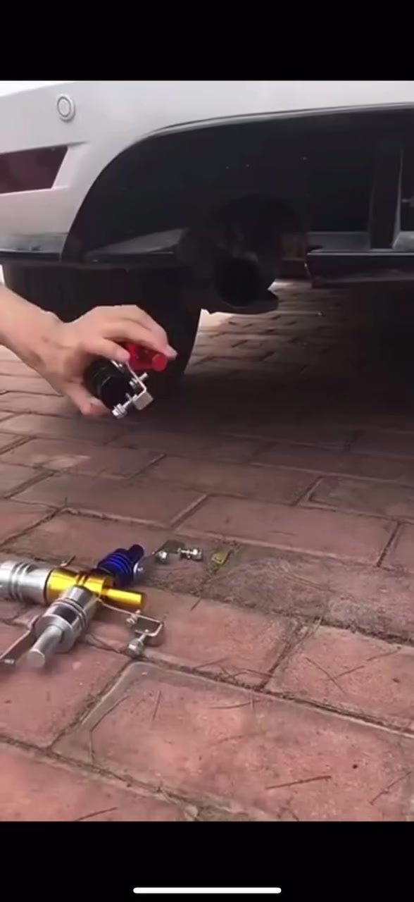 صافرة صوت التيربو لماسورة العادم (صافرة صلنصة السيارة)
الاستخدامات
تُركّب على ماسورة العادم لإضافةصوت تيربو رياضيللسيارة بدون أي تعديل ميكانيكي.
مناسبة لمحبي الإضافات الصوتية الخفيفة للسيارات.
تُستخدم لإعطاء السيارة مظهر وصوت رياضي بطريقة اقتصادية.
المميزات
مصنوعة من الألمنيوم الخفيفالمقاوم للحرارة العالية.
تصميم يولّد صوت صفير يشبه صوتالتيربو الحقيقيأثناء الضغط على البنزين.
سهلة التركيب وتُثبّت بواسطةكلبسة معدنيةمع براغي لتناسب أغلب أنواع السيارات.
لا تحتاج كهرباء أو برمجة أو أي تعديل في السيارة.
حجم مناسب للماسورات من37–45 ملم(بحسب المقاس الظاهر على الغلاف – مقاس M).
تتحمل حرارة العادم وقوة الهواء بفضل جودة التصنيع المعدنية.
يمكن إزالتها أو تثبيتها خلال دقيقة واحدة فقط.

توصيل لجميع محافضات العراق


**إذا كنت صاحب هذا الإعلان وتريد حذفه لأي سبب، رجاءا أرسل رسالة إلى الدعم الفني**