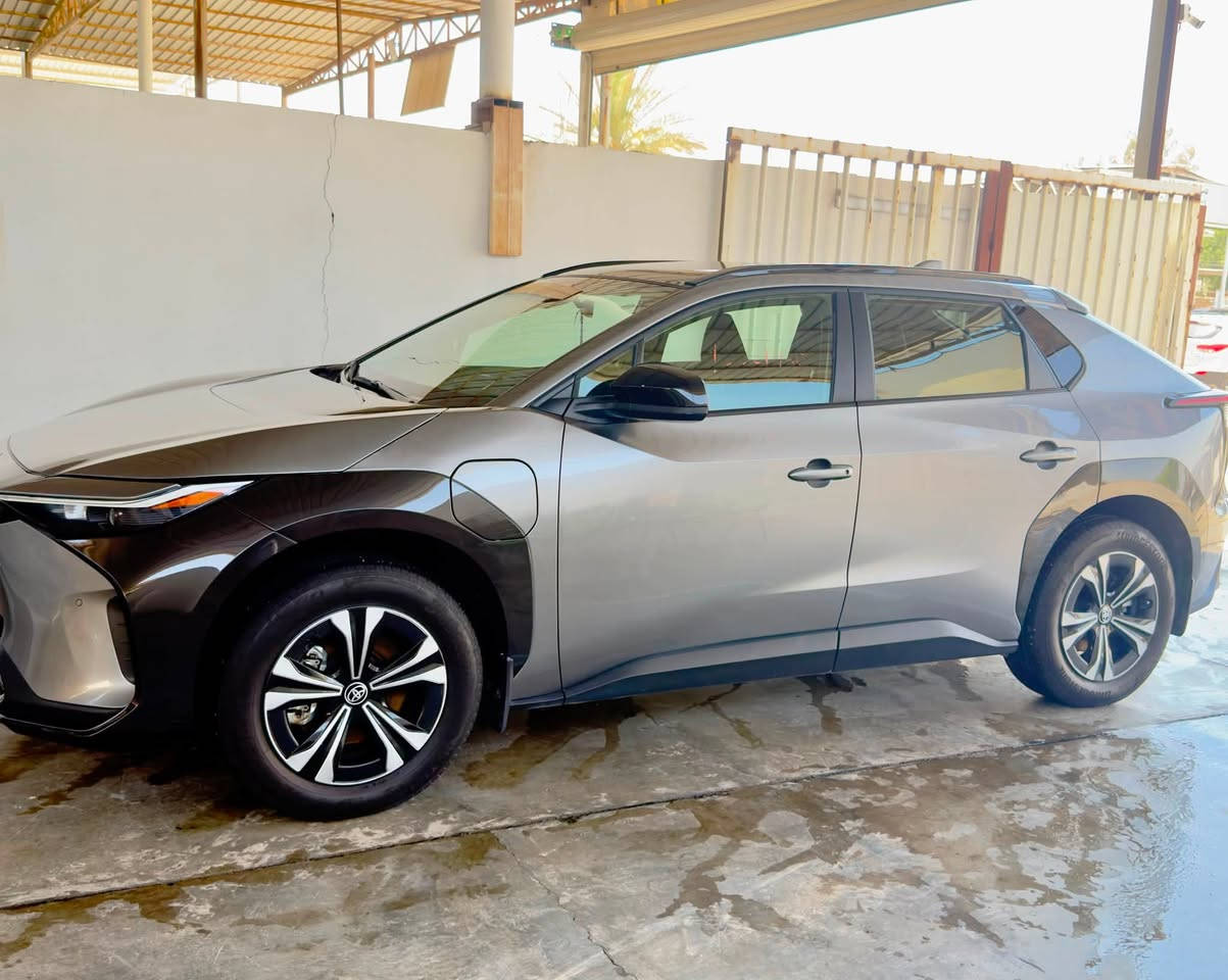 � للبيع Toyota bZ4X XLE AWD
موديل2025🚗رقم بغداد بسمي
سيارة كهربائية بالكامل، وارد امريكي، بحالة ممتازة جداً ومواصفات مميزة.

✅ موديل 2025

✅ فئة XLE

✅ دفع رباعي AWD

✅ فتحة سقف بانورامية

✅ محركان كهربائيان بقوة 214 حصان

✅ بطارية عالية الكفاءة ومدى قيادة ممتاز

✅ شحن سريع DC وشحن منزلي AC

✅ شاشة كبيرة متعددة الوظائف

✅ Apple CarPlay و Android Auto

✅ كاميرا خلفية

✅ حساسات أمامية وخلفية

✅ تشغيل بصمة ودخول ذكي Smart Key

✅ مثبت سرعة راداري

✅ نظام المحافظة على المسار

✅ نظام التحذير من الاصطدام الأمامي

✅ مراقبة النقطة العمياء

✅ إضاءة LED كاملة

✅ مكيف أوتوماتيك

✅ وسائد هوائية متعددة

✅ نظام مراقبة ضغط الإطارات

الحادث واضح امامكم مرفق سونار 

 

ماشية 8 الف مايل

مكان السيارة سامراء 

السعر178 ورقة وبيها مجال 

ويرهم مراوس حسب القناعة 

 للاتصال : ***********
