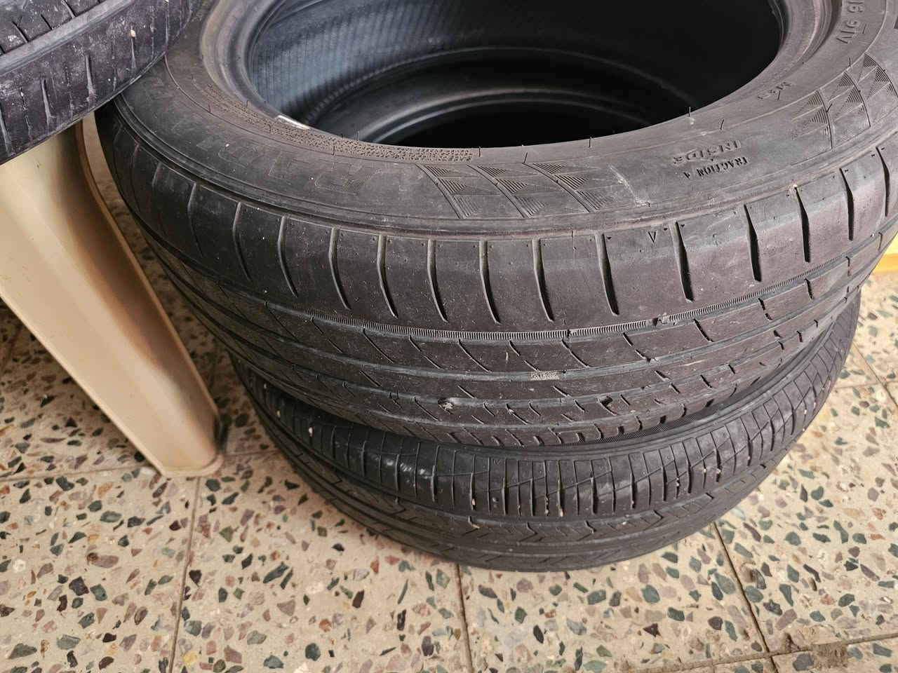 تخم تايرات كورلا حجم ١٦ نضاف جدا 
٩٠ الف بيهن مجال قليل 
***********
