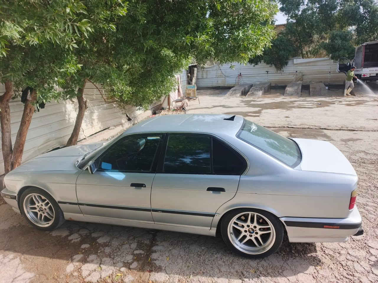 السلام عليكم ٥٢٥ لون سلفر رقم دهوك كير ومكينه بجيس حداديه تخم تاير برغي ما نقصها
السياره احلا من الصوره بلواقع مداور ثاني يوم ٧٠ وبيها مجال شويه حك الجيه.   ما متواجد بلفيس خابرني وتدلل مكاني بابل حله مركز  ***********
