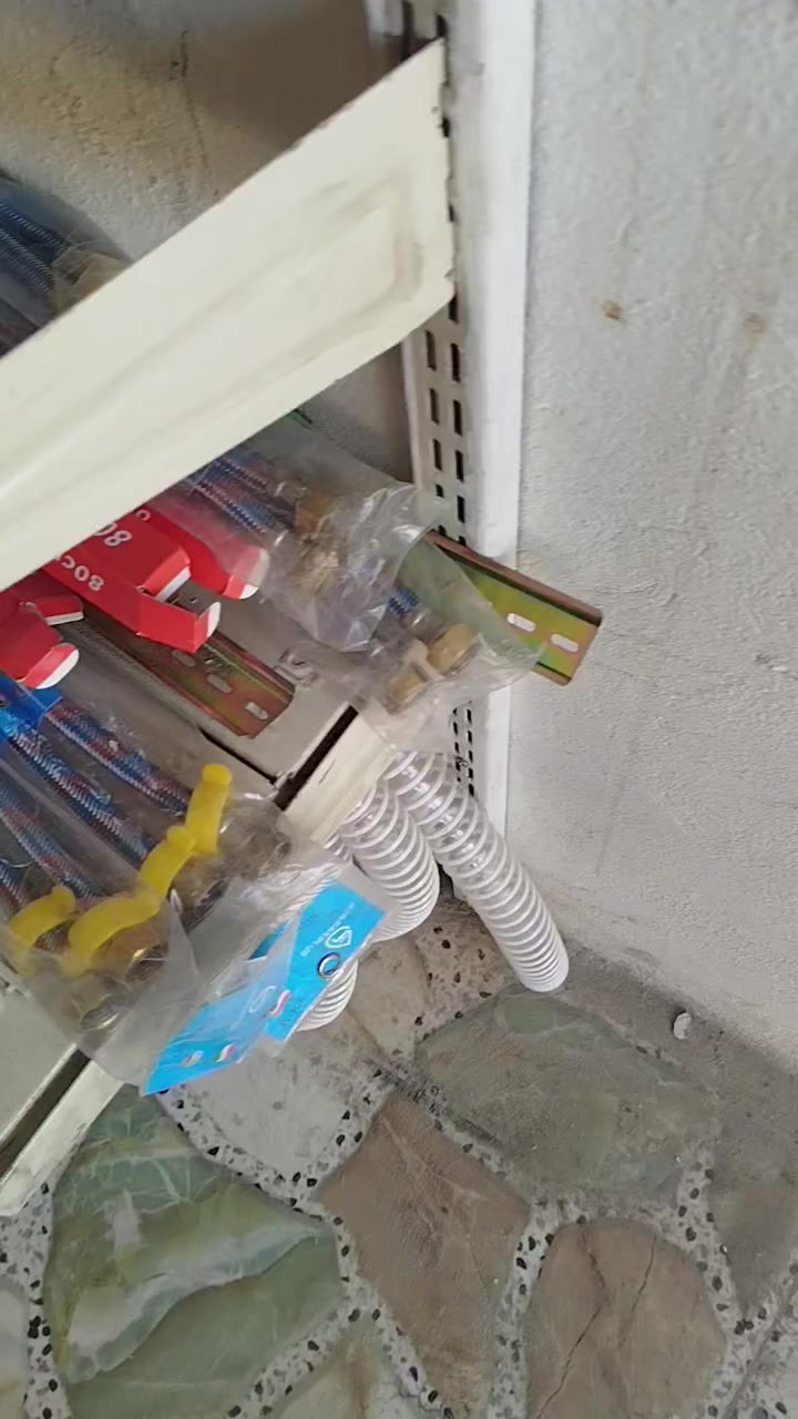 عندي رفوف للبيع مال محل أنشائيه يصلح لمخزن او محلات. اسواق اوصيدليه وموضح ادق التفاصيل بالفديو العنوان حي البساتين شارع التكاتك للاراستفسار الاتصال على الرقم التالي ***********
