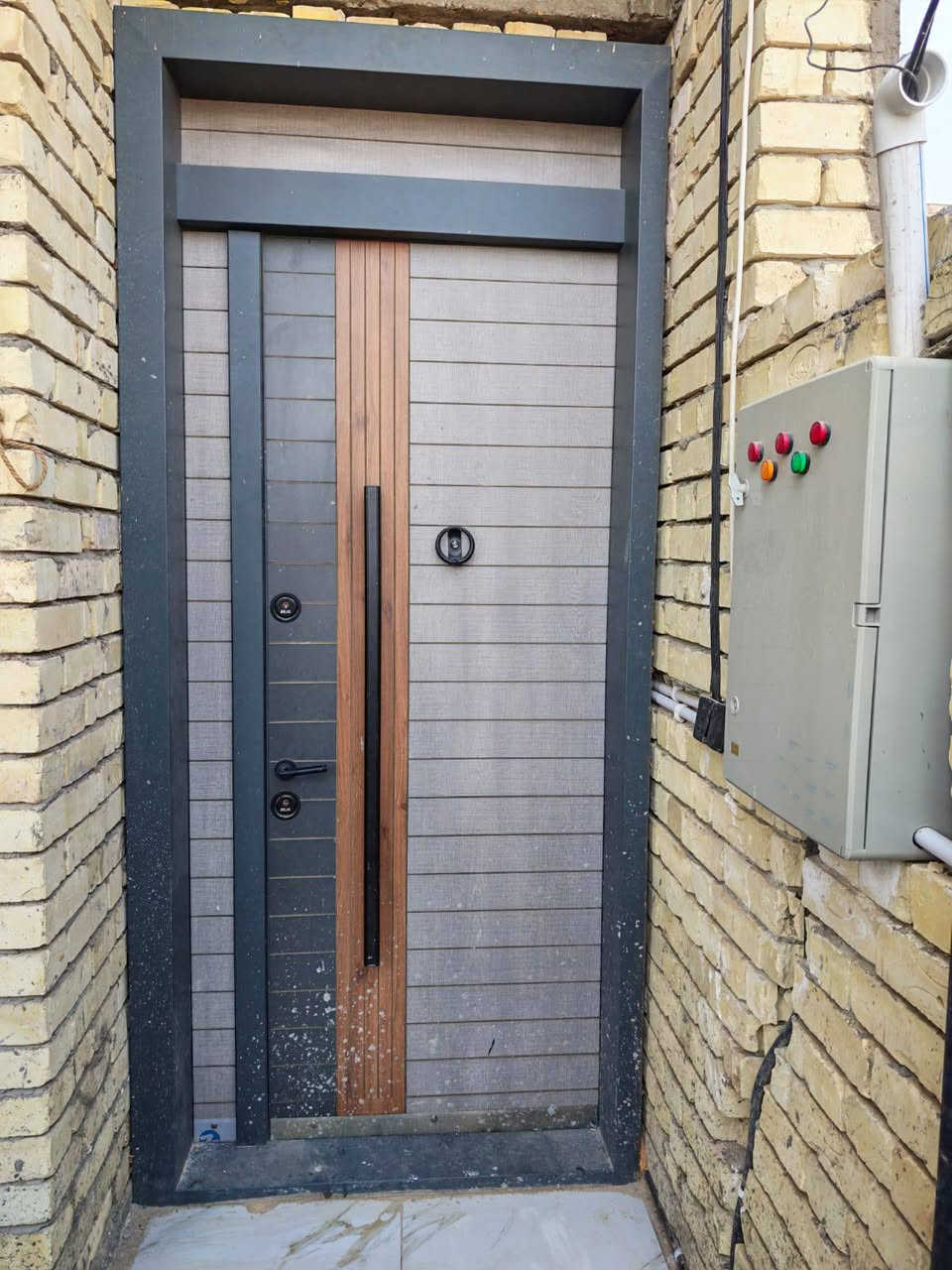 🏡 بيت للبيع في الغزالية – حي النزاهة
📍 موقع مميز جداً وقريب من المنصور والعامرية
والعقار تابع لمديرية بلدية المنصور، والتسجيل في مديرية التسجيل العقاري الكاظمية.

🔹 المساحة الكلية: 100 متر
🔹 الواجهة: 5 متر
🔹 الطول: 20 متر
🔹 سنة البناء: 2025 (بناء حديث)

🏗️ تفاصيل البناء:

- طابق أرضي مبني بالكامل وجاهز للسكن
- طابق ثاني نفس تصميم الطابق الأرضي (هيكل جاهز للإكمال حسب الرغبة)
- بناء مركزي قوي مع منظومات ثبات وإنشاء حديثة
- سطح كامل مع شتايكر (عازل ومبلّط)
- المجاري منفذة بالكامل داخل البيت وتحتاج فقط ربط بالمجاري الرئيسية

🛏️ عدد الغرف: 2
🚿 عدد الحمامات: 2
🌤️ عدد المناور: 2 (إنارة وتهوية ممتازة)

✨ التشطيبات الداخلية:

- أرضيات بورسلين درجة أولى
- إنارة سبوت لايت حديثة بالسقف
- صبغ جديد وجدران جاهزة
- تصميم عملي ومريح للسكن العائلي

✅ الخدمات متوفرة بالكامل:

- كهرباء واصل
- ماء واصل
- منظومات إنترنت ضوئي جاهزة
- منطقة سكنية هادئة ومخدومة

📞 للاستفسار والتواصل (اتصال أو واتساب):
***********

البيع مباشر من المالك.
