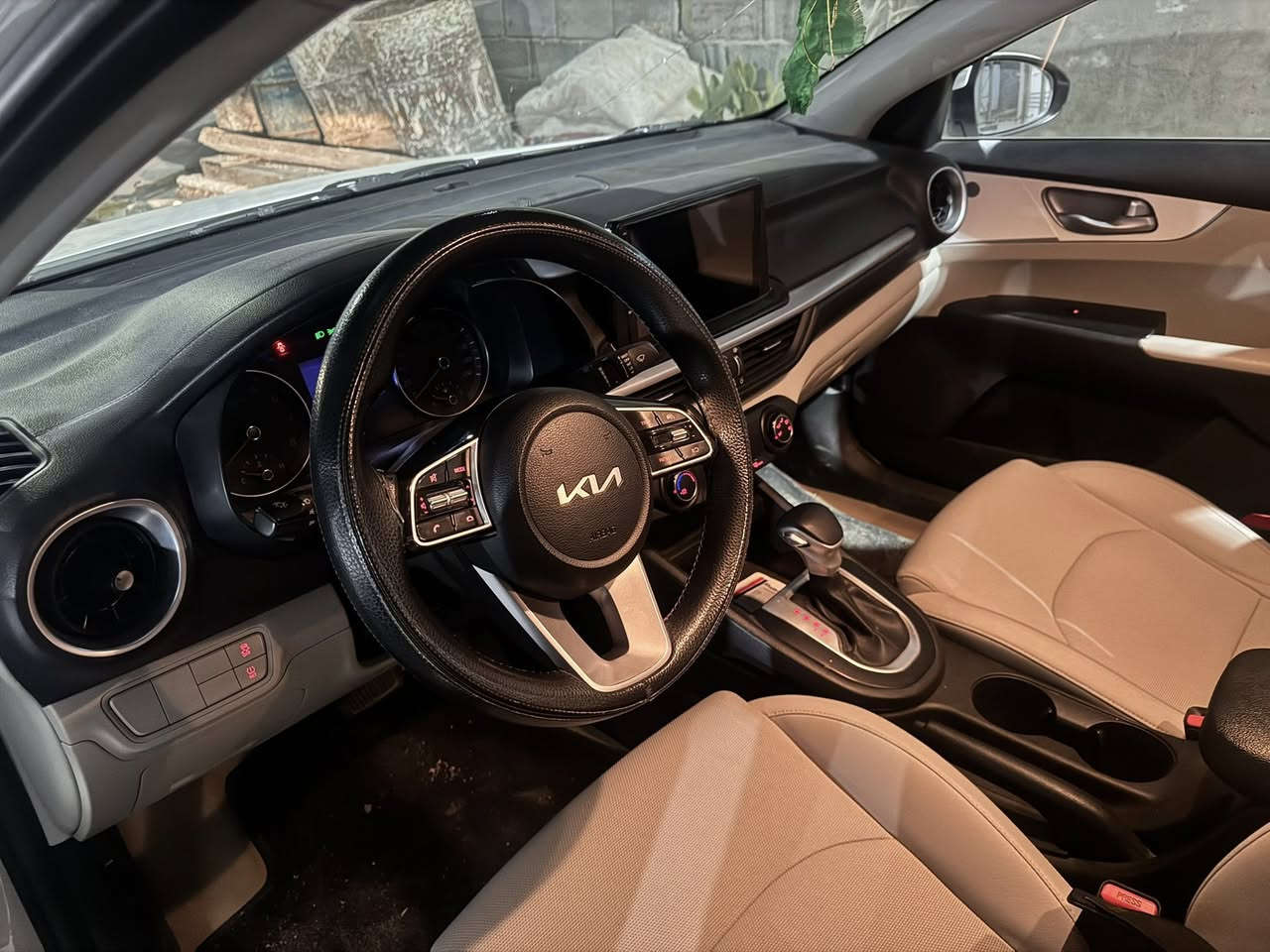 السلام عليكم كيا سيراتو للبيع موديل 2024 اربيل ماشيه 52 الف قابل للزياده نص فول السياره تبريد قطعتين داخل لونين معروفه مواصفاتهة شادلهة ويل كب +شاشه +كامره  تريد تحويل تريد وكاله السياره بيهة ملاحضات بسيطه موضح بلسونار صور السونار موجوده بلنشر السعر 180 وبيهة مجال اللأستفسار الاتصال على الأرقام التاليه 
***********
 ***********
