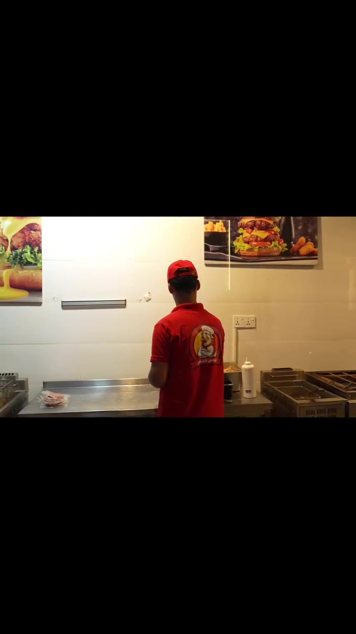 مطعم عروس الشام🍔🍔  

يفتح المطعم من الساعه ١١ صباحاً إلى الساعه الثالثه ليلاً 
موقع حي العربي مقابل الكمارك 
التوصيل ***********
***********ا
