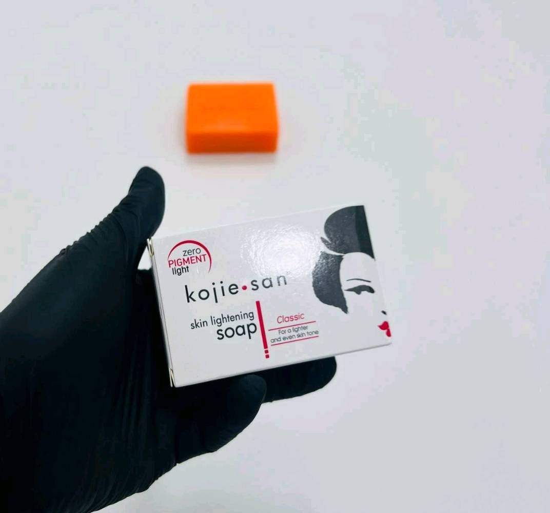 🧼✨ صابونة كوجي سان الأصلية – الغنية عن التعريف 💯
#الأصلية #الفلبينية 🇵🇭

صابونة Kojie San الشهيرة اللي توصّي بيها أغلب أطباء الجلدية 👩‍⚕️👨‍⚕️
تحتوي على حمض الكوجيك الفعال لتفتيح البشرة وتوحيد اللون 🌟
تنظّف، تفتح، وتخلي بشرتچ ناعمة ومتوهجة 😍

🧴 طريقة الاستخدام:
استعمليها يومياً للوجه والجسم مثل الصابون العادي ✔️

💸 السعر: 5آلاف دينار فقط 🇮🇶
متوفرة الآن .. لا تفوتين الفرصة! 😉