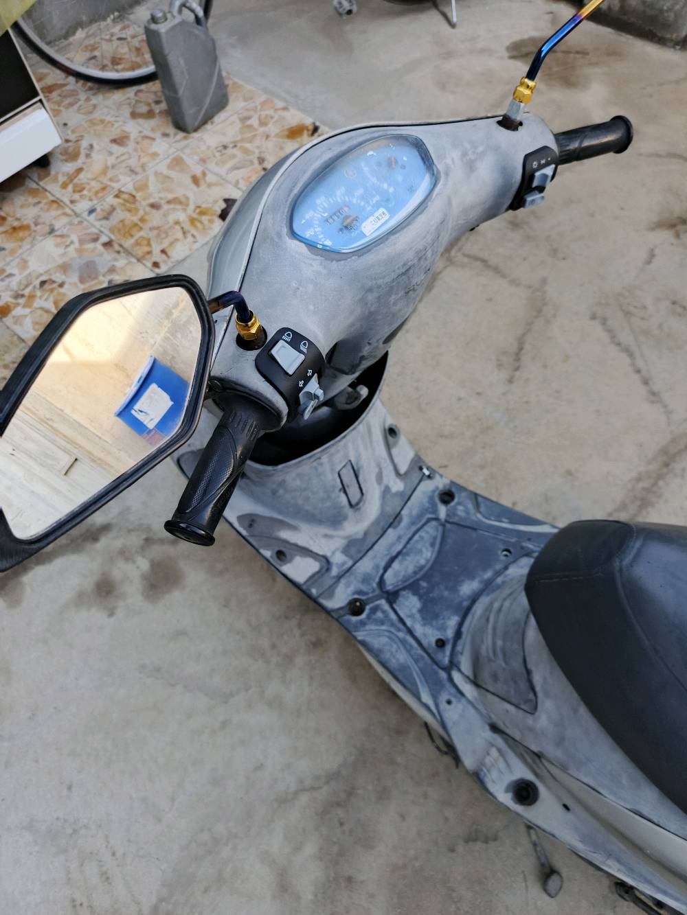 دراجة نارية مستعملة بحالة جيدة. موديل بسيط ومريح للاستخدام اليومي، ومزينة ببعض الملصقات لإضفاء لمسة شخصية. اللون الأساسي رمادي مع بعض الخدوش الطفيفة التي لا تؤثر على الأداء. الدراجة مزودة بمرايا بنفس اللون وتصميم حديث لتسهيل القيادة في الشوارع المزدحمة. فرصة ممتازة لمن يبحث عن دراجة عملية وموثوقة.