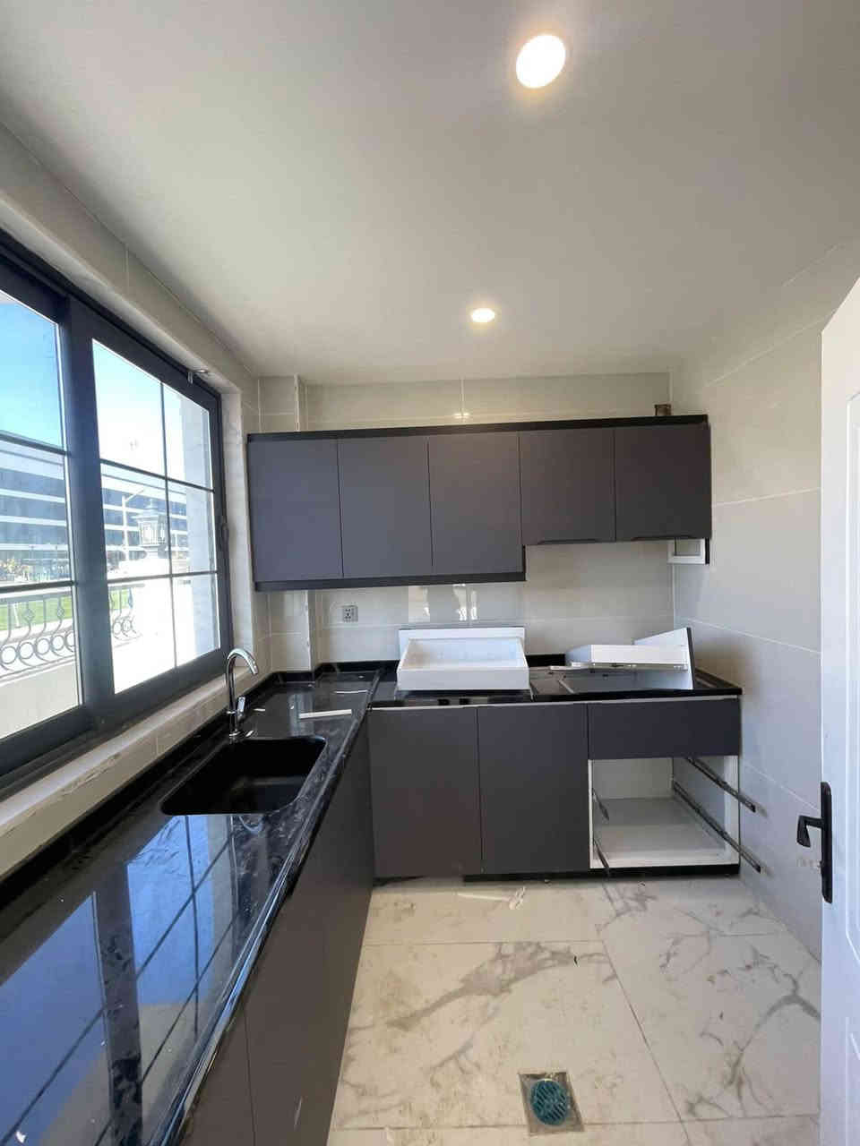 مقدمة و اقساط شهرياً فقط ٧٥٠دولار 
بيت للبيع في مجمع زانار ستي على شارع 150م 
ركن 230م البيت يتكون من أربع غرف نوم-استقبال-صالة-مطبخ-بارد+حار
للمزيد من المعلومات 
***********واتساب
