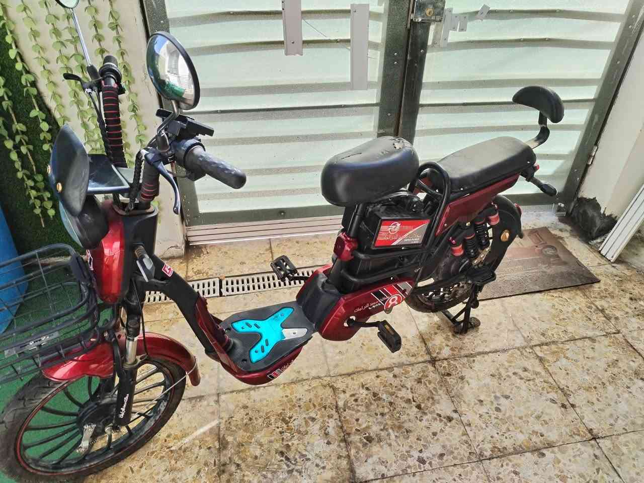 السلام عليكم دراجه شحن حجم 20 و 4 سرع نظيفه استعمال موسم واحد نقصها بطريات فقط سوجين بصمه انذار شغاله 100 بال100 السعر 150 الف *********** واتساب
