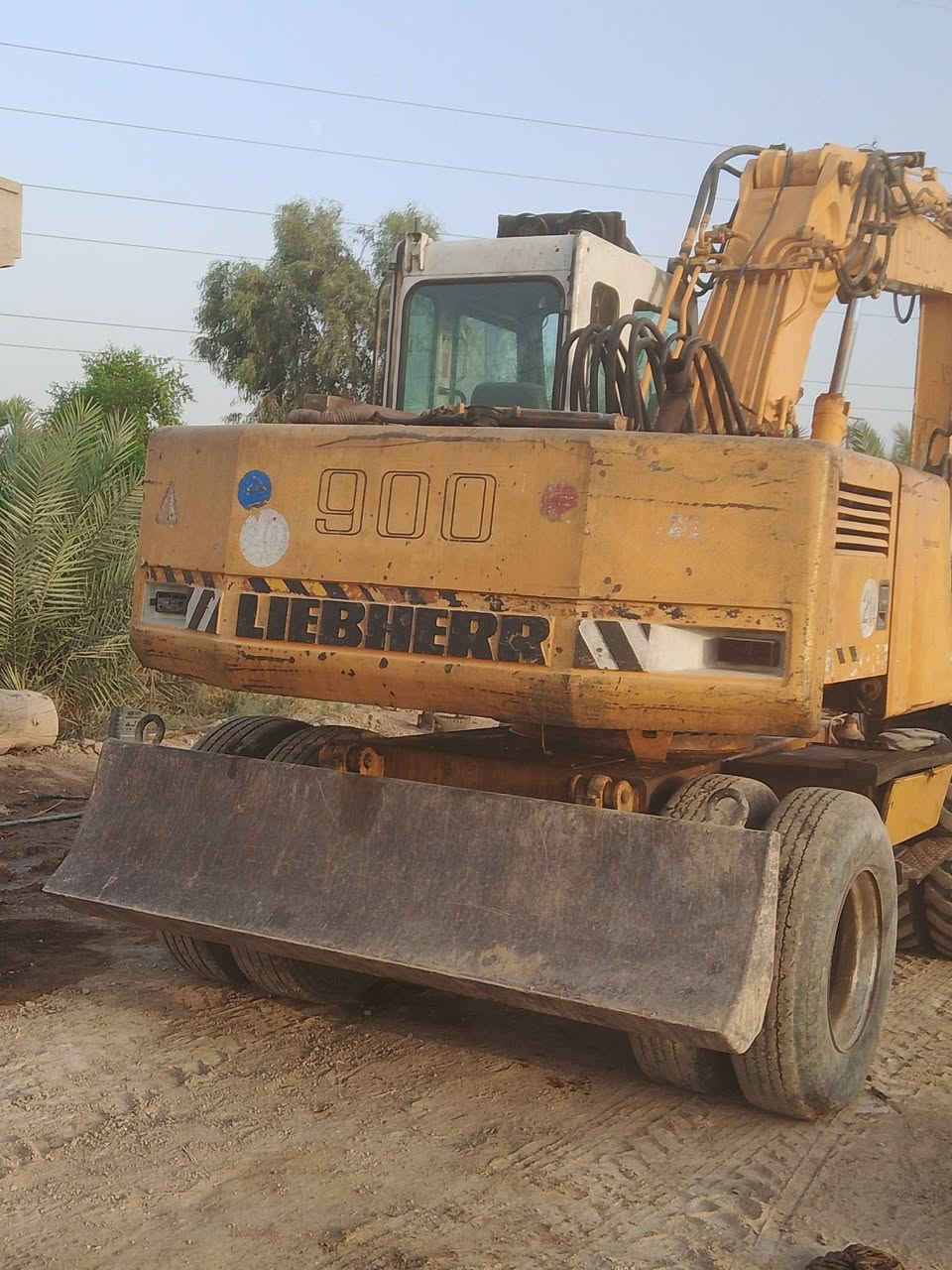 حفارة لبهير موديل 1997 حجم 900محرك اربع عادي رقم اربيل محرك مضخة وضع جيد الاستفسار على الرقم ***********
