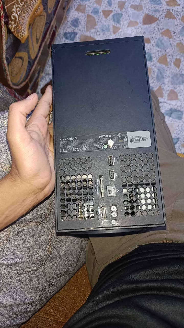 اكس بوكس سيريس X مستخدم شي قليل كلش 
⚜️ الاصدار 23 
⚜️ جويستكات 2 أصلية 
⚜️ بطاريات 2 
⚜️ حساب يحتوي على العاب ( GTA V / Rainbow 6  والعاب أخر )
📍 العنوان صلاح الدين _ تكريت 
📞 للتواصل -و ألاستفسار *********** تكريت, صلاح الدين
