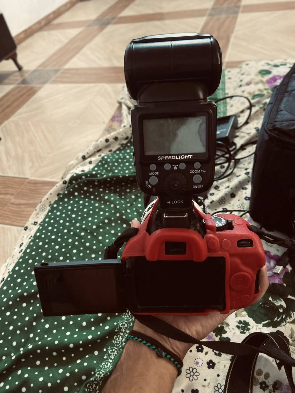 اللبيع
كامرة Canon D5200
 نضافة 70% 
عدسة 70-200
+55m
 تواصل ***********📞
