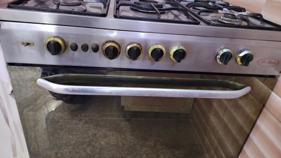طباخ نيو جامبو المصري الباب الاول شغال ونظيف جميع العيون تشتغل كذلك الفرن الفوگ والجوة 
غير داخل تصليح
حلة حي الصحة 
السعر ١٥٠
***********
