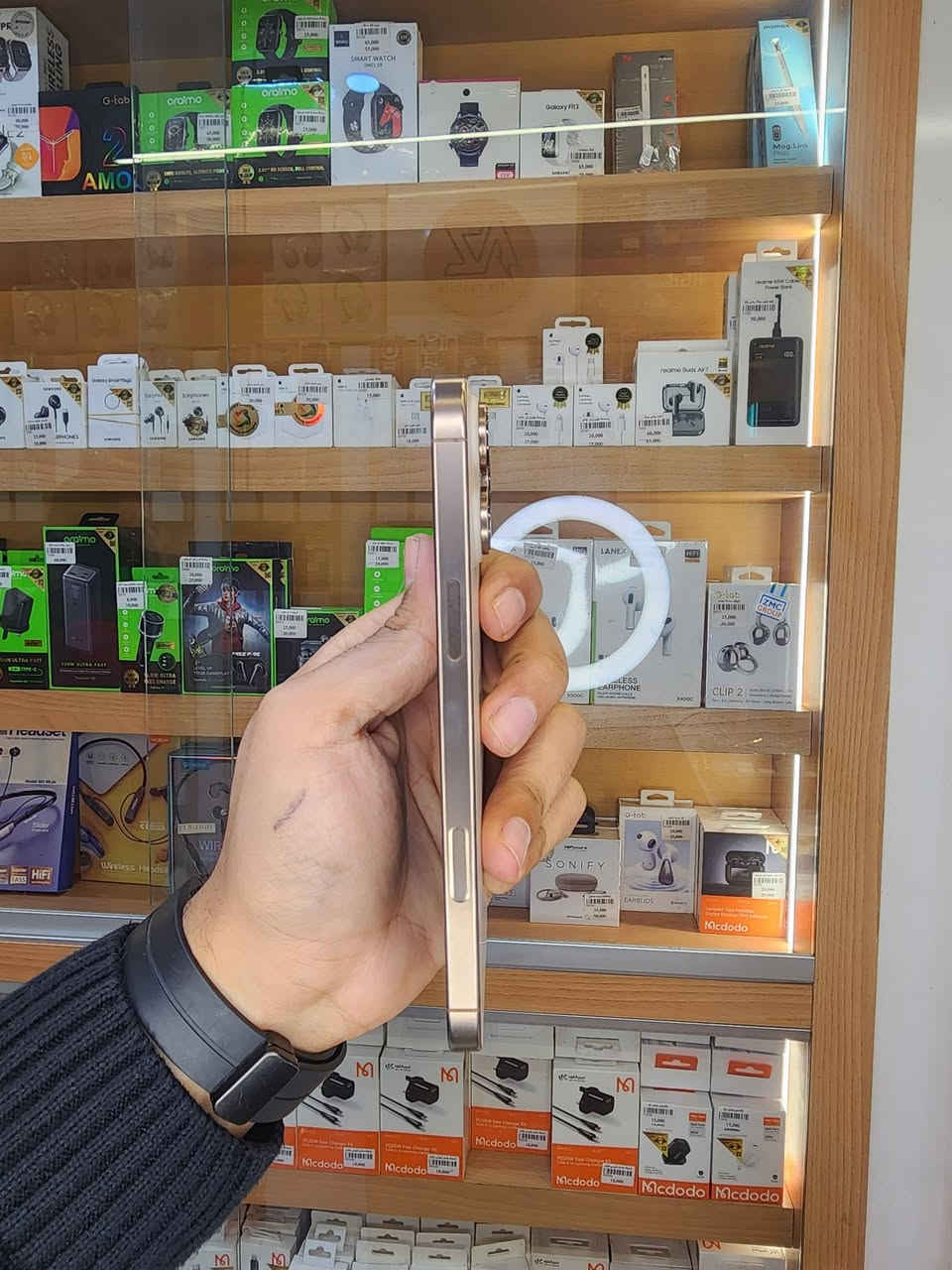 ايفون 16 برو ماكس 256 بطارية ١٠٠% عدد الدورات ١٣٦ الجهاز ماستر وكالة مكفول من التبديل و خدش ما بي بحالة الوكالة سعرة مليون و ٤٠٠ الف قفل الرقم *********** مكاني مدينة الصدر قطاع ٥٧ مجاور الدب
