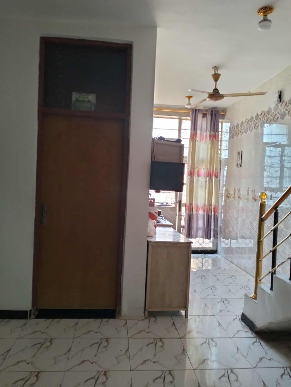 مشتمل 100م بناء حديث 
غرفه نوم وهول مطبخ استقبال صحيات داخل وخارجيه 
مرقم من قبل البلديه 
حي الحكيم شارع كاله 
لاتصال على لارقام التالية واتساب***********او مراجعة مكتب دلاليه ابو كيان الربيعي
