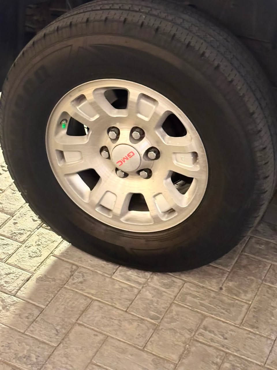السلام عليكم العزاز GMC يوكن طويل 2009 نص فول كفالة من كص وفتح شاصي ارقام جنوبي اصلي اجرة بيها مميز كهربائيات + تبريد + كير + مكينة + حدادة + اكسل كلة جديد وشرط فحص منضومة تبريد توني مسويها سيارة بيها ملاحضات قليلة كلش جواها تخم تاير غرفة جديدة منك للشارع عنًوانها البصرة السعر 53 وبيها مجال قليل للستفسار ***********
