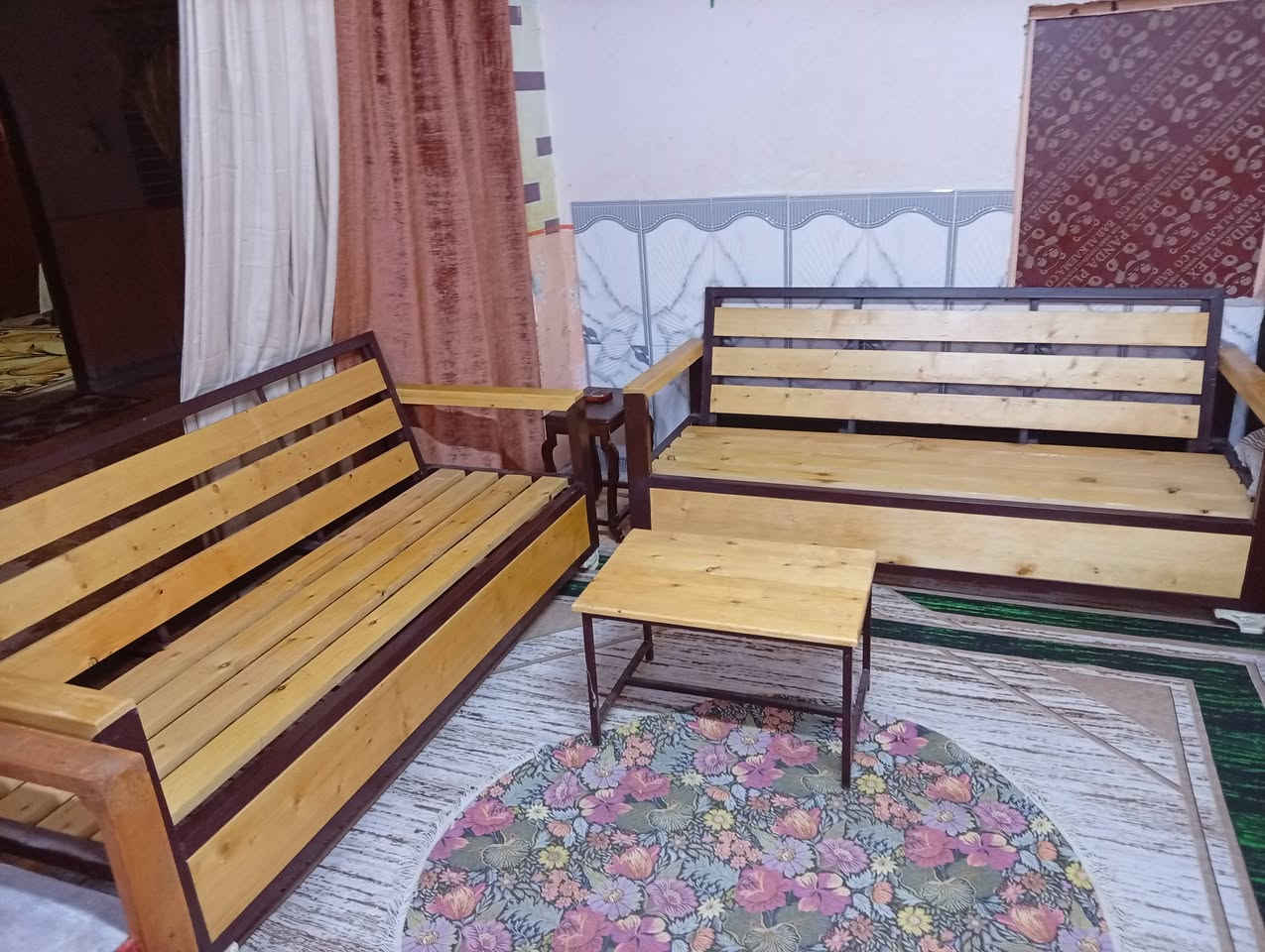 السلام عليكم ,يتوفر جلسات حدائق حديد مطعم بخشب في قضاء المدينة
ويتوفر عمل حسب الطلب وحسب التصميم .

ملاحظة/ قياس الجلسات في الصورة 2 متر طول 

للتواصل ***********
