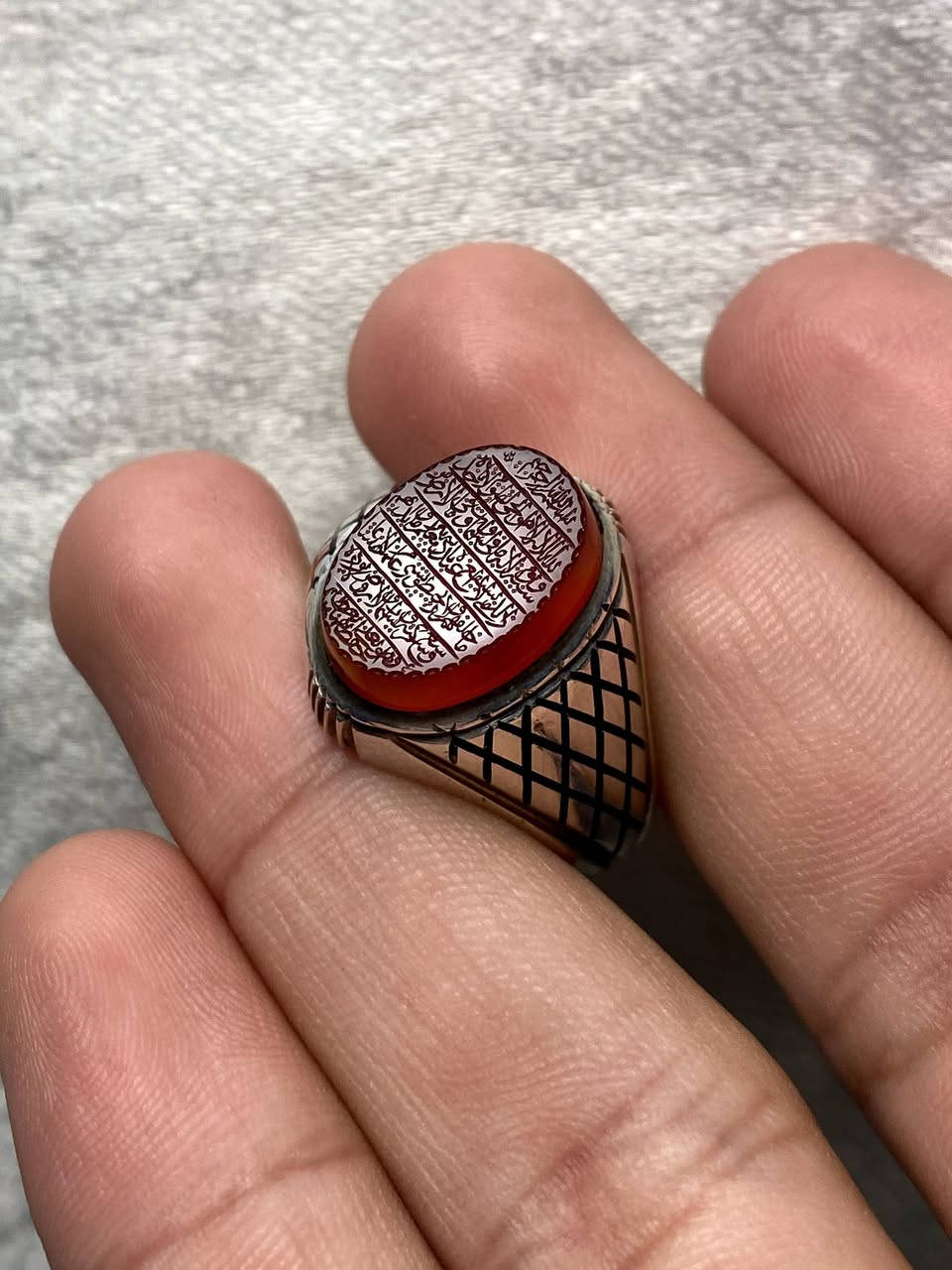 اللهم صل على محمد وآل محمد 
خاتم من العقيق اليماني خام ياقوتي 

مقاس الخاتم 23 مقاس الحجرة 15 ملم 
مصاغ يدوي فضة ( 925 ) 

مخطوط ( اية الكرسي المباركة ) 
بخط الاستاذ عرفانيان ✍️ 

للاستفسار خاص او واتساب *********** ☎️
توصيل جميع محافظات العراق 🚘
