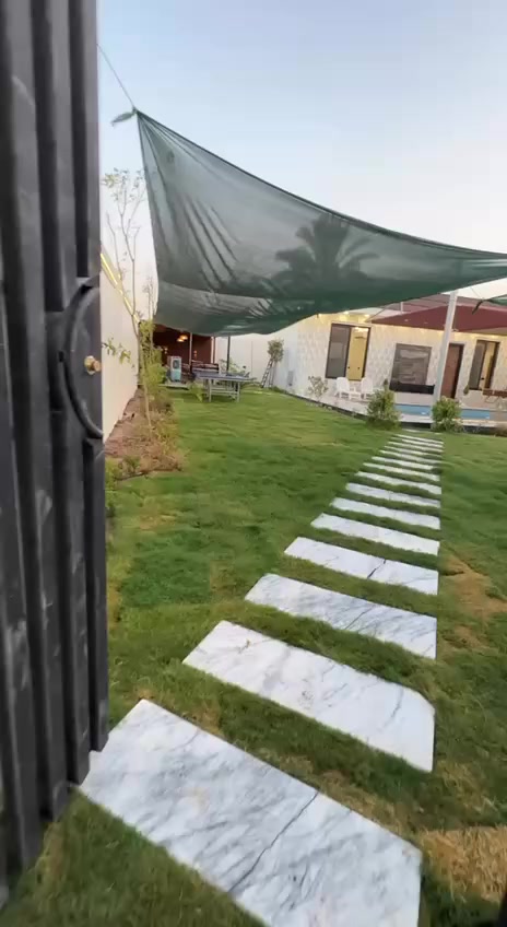 السلام عليكم...مزرعه استثماريه للبيع مساحه ربع دونم 625 متر مساحه البناء 120 متر المزرعه بناء درجه اولى تحتوي على غرفه عدد 2 وصاله واستقبال مع الاثاث كامل وتحتوي على جلسه خارجيه جاهزه للاستثمار موقع جدا ممتاز....الدوره البعيثه نزلت جامع حاجه ابتسام موقع جدا ممتاز وراقي شارع الفلل ..هاتف ***********/‏‪***********
