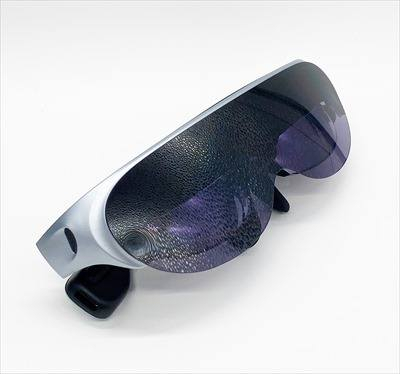 نظارة Rokid Air (واقع معزز)
📺 الشاشة: Full HD بدقة 1920×1080 لكل عين
⚡ معدل التحديث: حتى 120Hz (حسب الجهاز)
🎧 الصوت: سماعات مدمجة بتقنية موجهة
🔌 الاتصال: USB-C مباشر (Plug & Play)
📱 التوافق: تعمل مع أغلب هواتف أندرويد، الحاسوب، وأجهزة الألعاب الداعمة لـ USB-C Display واجهزة الايفون عبر الحهاز الملحق 
⚖️ الوزن: خفيفة جداً حوالي 85 غرام
🕶️ الاستخدامات: مشاهدة أفلام، ألعاب، عمل شاشة افتراضية كبيرة
🔋 الطاقة: تعمل من الجهاز المتصل (بدون بطارية داخلية)
وايضا مع جهاز ملحق XREAL  يحتوي على منصات نتفلكس وديزني لمشاهدة الأفلام والبث الاسلكي مع الهاتف 

✅ المميزات:
صورة كبيرة كأنها شاشة سينما
خفيفة ومريحة للارتداء
سهلة التوصيل
مناسبة للسفر والاستخدام اليومي
💰 السعر: 300 الف بيع او مراوس حسب القناعة


**إذا كنت صاحب هذا الإعلان وتريد حذفه لأي سبب، رجاءا أرسل رسالة إلى الدعم الفني**