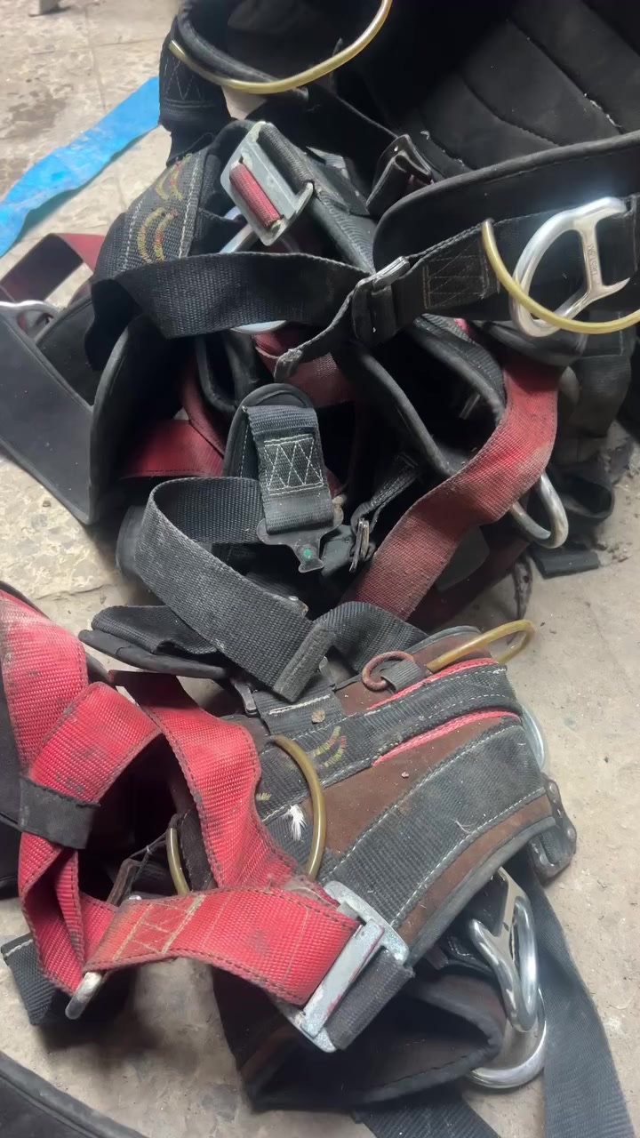 سلام عليكم أحزمة تسلق عدد6 سعر القطعة 10الف رقم ***********
