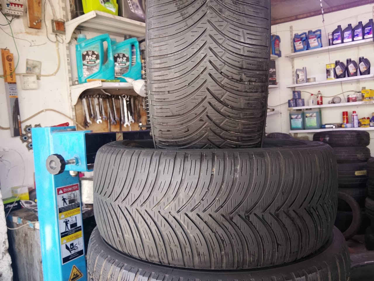 اطارات زوج 235/45/18/نضافه 💯💯 باله حاويه ربع فصول مقاوم لا فتيله ولا ركعه ليونه ترافه فول سعر الزوج 65الف معه الشد موقع المحل شعب شارع اسواق المركزيه قرب كليه الامام الكاضم خدمات ايليا 
***********
