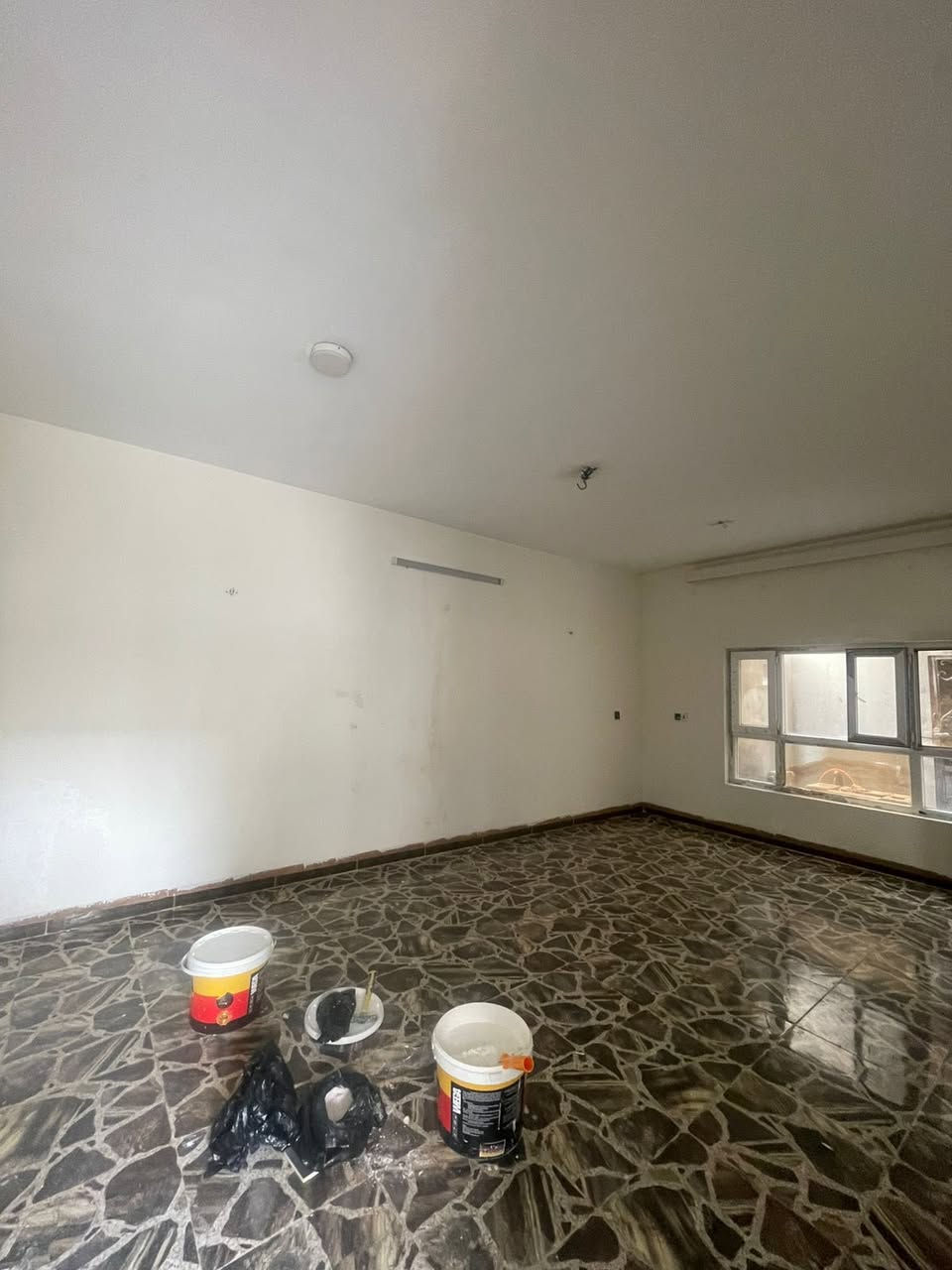 #دار للإيجار طابق ارضي بناء حديث  موقع جدا مميز

#العنوان كركوك  - حي عدن - قرب ثانوية عدن 

المساحة 125  مـتر  الواجهة 5 

غرف نوم عدد 2 نظام ماستر  - استقبال - هوب - مطبخ  - صحيات  - كراج سيارة  -

 للاستفسار الاتصال *********** رشوان المفرجي 
 ‭ ٠٧٧٣ ٤٥٩ ٢٧٦٩‬ ‬

 يتوفر واتساب - تلكرام  

او مراجعة مكتب [ البيرق للعقارات ]حي عدن سايدين مدينة العاب كركوك  قرب جامع تحسين صوراني مقابل ثانوية امداد للبنات
