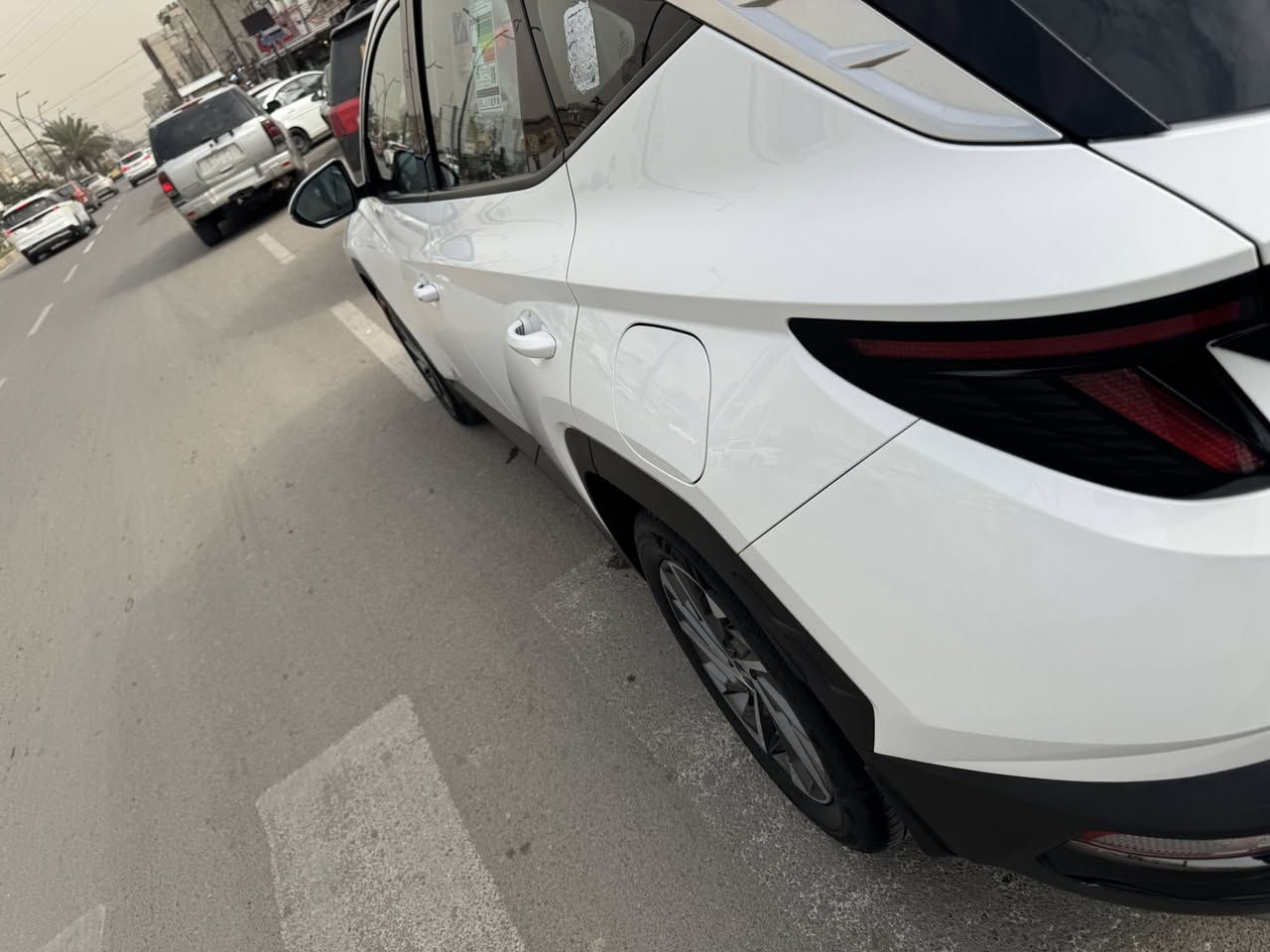 توسان 2023 خليجي اللون ابيض ماشية 40 الف المواصفات فول عدا بانوراما و بصمه ابواب وتشغيل و كرسي كهربائي عدد2  والداخل ابيض  حساسات امامي وخلفي  وكامره وشاشة كبيره المحرك 2000 كير محرك كهربائيات صدر كير محرك تبريد مكفول من كلشي بدون صبغ فقط بيه بارد الباب الخلفي عكس السائق  الرقم بغداد مشروع وطني مكان السيارة بغداد الاعظمة او الصليخ السعر 213 ورقه بسه مجال اذا مراوس حسب القناعة للتواصل *********** ابوحسن
