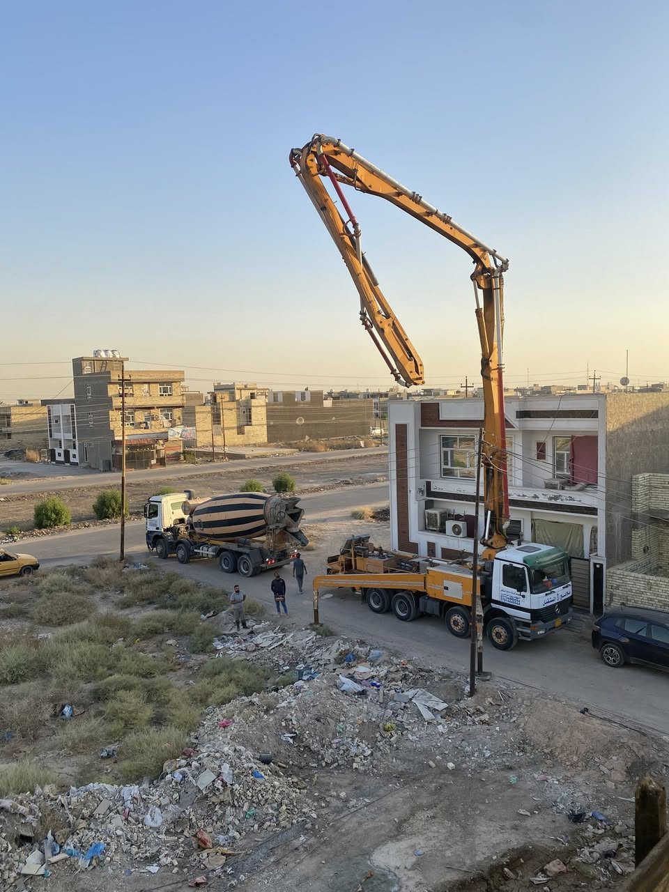 #يعلن مكتب #القلعة#للبناء والمقاولات
#عرض بناء الهيكل وتسليم مفتاح 
العرض الأول (الفضي) : سعر بناء هيكل 200الف وتسليم مفتاح 450الف 
العرض الثاني (الذهبي ) : سعر بناء هيكل 215الف وتسليم مفتاح 550الف 
العرض الثالث (الماسي) Vip: سعر بناء هيكل 230الف وتسليم مفتاح 700الف 
مواصفات العمل 
-حفر الارض 40 سم .
-فرش طبقة من السبيس ويحدل بحادلة 20 طن .
-رش مادة الكلوردين فايروسي المضادة للارضة والحشرات.
-فرش نايلون زراعي بعد الحدل .
-صبة نظافة (بلاندنك)
-عمل منظومة مجاري متكاملة حسب المخطط بأنابيب (4 انج) امل الشريف او سمارت (((ميكانيك)))
-تسليح الاساس مع جسور حسب المخططات الانشائية .
-صب الأساس  الرفت بارتفاع (40 سم) او حسب عدد الطوابق صب مركزي C35 .
-ارتفاع الطابق الارضي 3.2 متر صافي و الطابق الثاني 3 متر صافي  او حسب الاتفاق .
-البناء وتقطيع البيت بواسطة الطابوق الجمهوري الاصفر  حسب المخططات الانشائية و من حق الزبون طلب نوع طابوق خاص. 
-صب السقف بارتفاع (20 سم) مع عمل رباط فوق الاضلع 30 سم لكل الطوابق.
-صب الطابق الثاني بنفس مواصفات الطابق الأرضي مع التقطيع حسب المخطط.
-ارتفاع الستارة (120 سم) مع ارتفاع السياج (180 سم) او حسب الاتفاق .
الاسعار تشمل مساحة 100 م واكثر وبمعدل طابقين او اكثر .
المساحات اقل من 100 م تنفذ قطعي حسب الاتفاق
 الذرعةللسقوف  فقط (( العمل بنظام النقد فقط ))
ملاحظة:يتم العمل بأشراف كوادر هندسية مختصة 
والتشطيب حسب درجة البناء (العمل في محافظة بغداد فقط)
للاستفسار : ***********
                 ***********
                  ***********
زيارة موقعنا : بغداد الدورة البوعيثة مجمع العدل الاول
