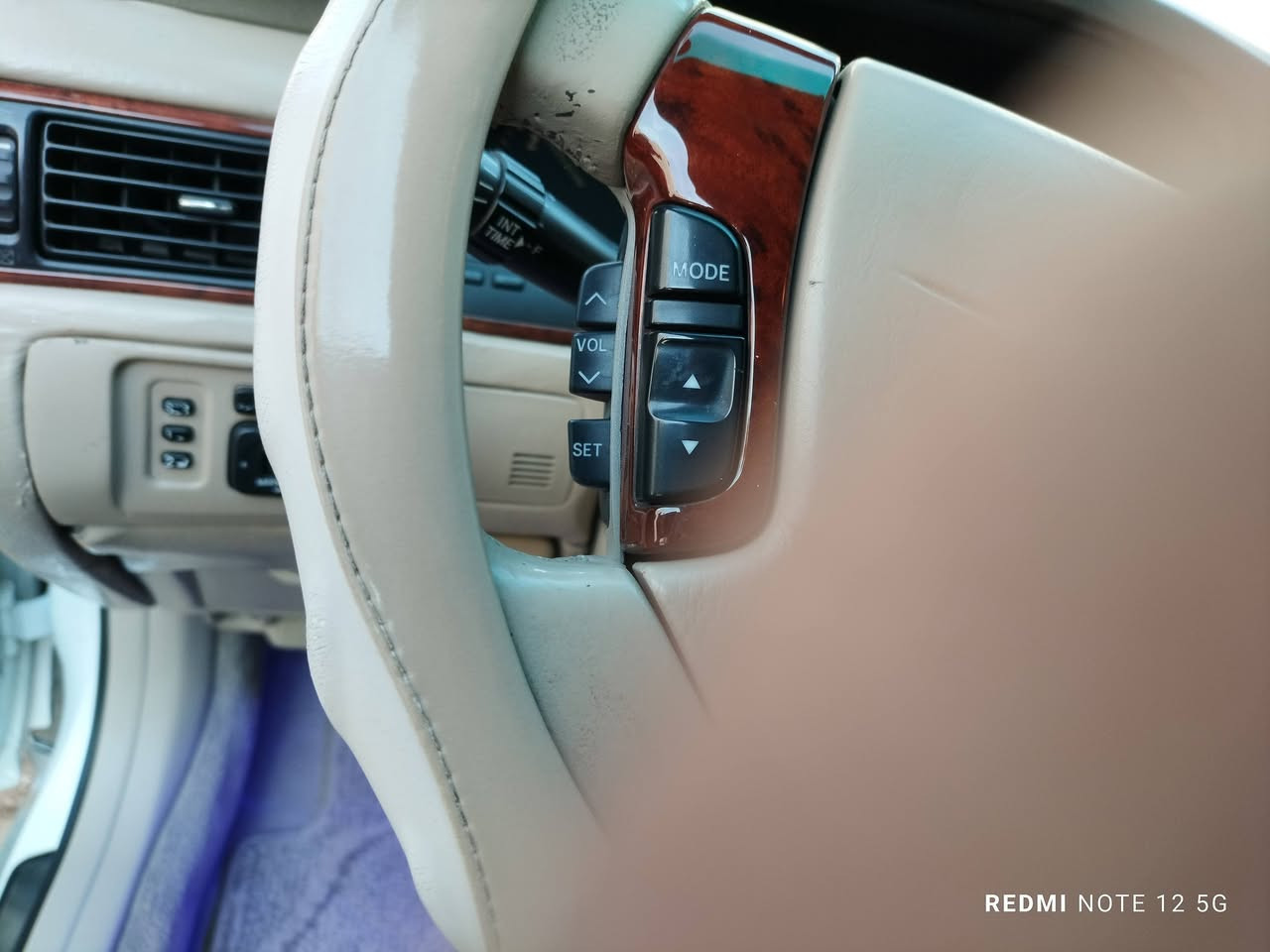 السلام عليكم ورحمه الله وبركاته
من رخصت الادمن 
ملكه أدوات كصتين السياره حلو 
محرك فيشه وبطل فيفتي
تبريد ودافئة شغله 
حداديه الامامي والخلفي جديد 100%
تخم تايري جديد 
باتري جديد 
كهربائيات كله شغله 
جديده بمعنى الكلمه 
***********
واتساب
