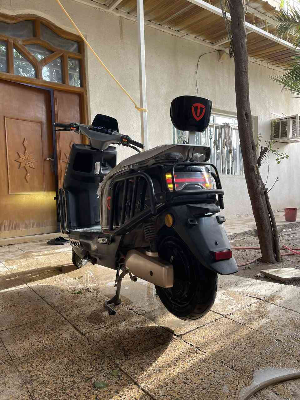 السلام عليكم 
دراجة شحن (كهربائية) للبيع 
- كهربائيات شغاله بالكامل 
 - البطاريات ضعيفه بحاجة الى تبديل . 
- الموقع (البصره/ الهارثه)
- السعر 900
***********
