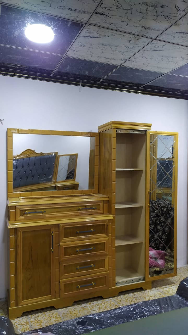 غرفة جديدة مامستعملة خشب عراقي ثقيل فصال تركي قنصور خمس ابواب مع زاوية بابين 
السعر مليون و 350
مكان الموصل حي الميثاق 
***********
