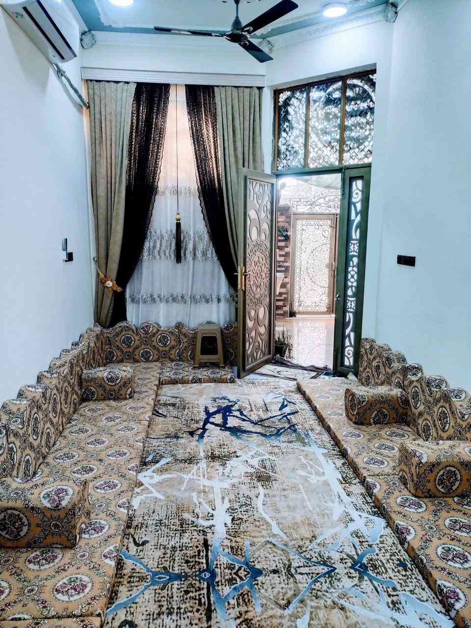 بيت في ناحيه العكيكه قرب مدرسة الافق الاهليه شارع الرئيسي المساحه 120 متر يحتوي على استقبال خارجي مطبخ  حار وبارد مع صاله  وغرفه الطابق الثاني غرفتين مع مغاسل كامله بناء جديد رقم صاحب العقار ***********
