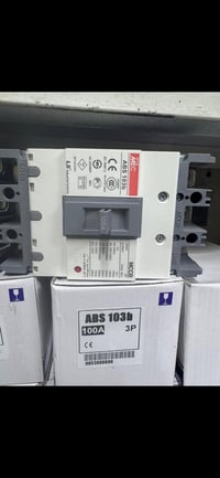 قاطع دورة 100 A سعر القطعة 11 الف  يتوفر توصيل جميع المحافضات تواصل رق...