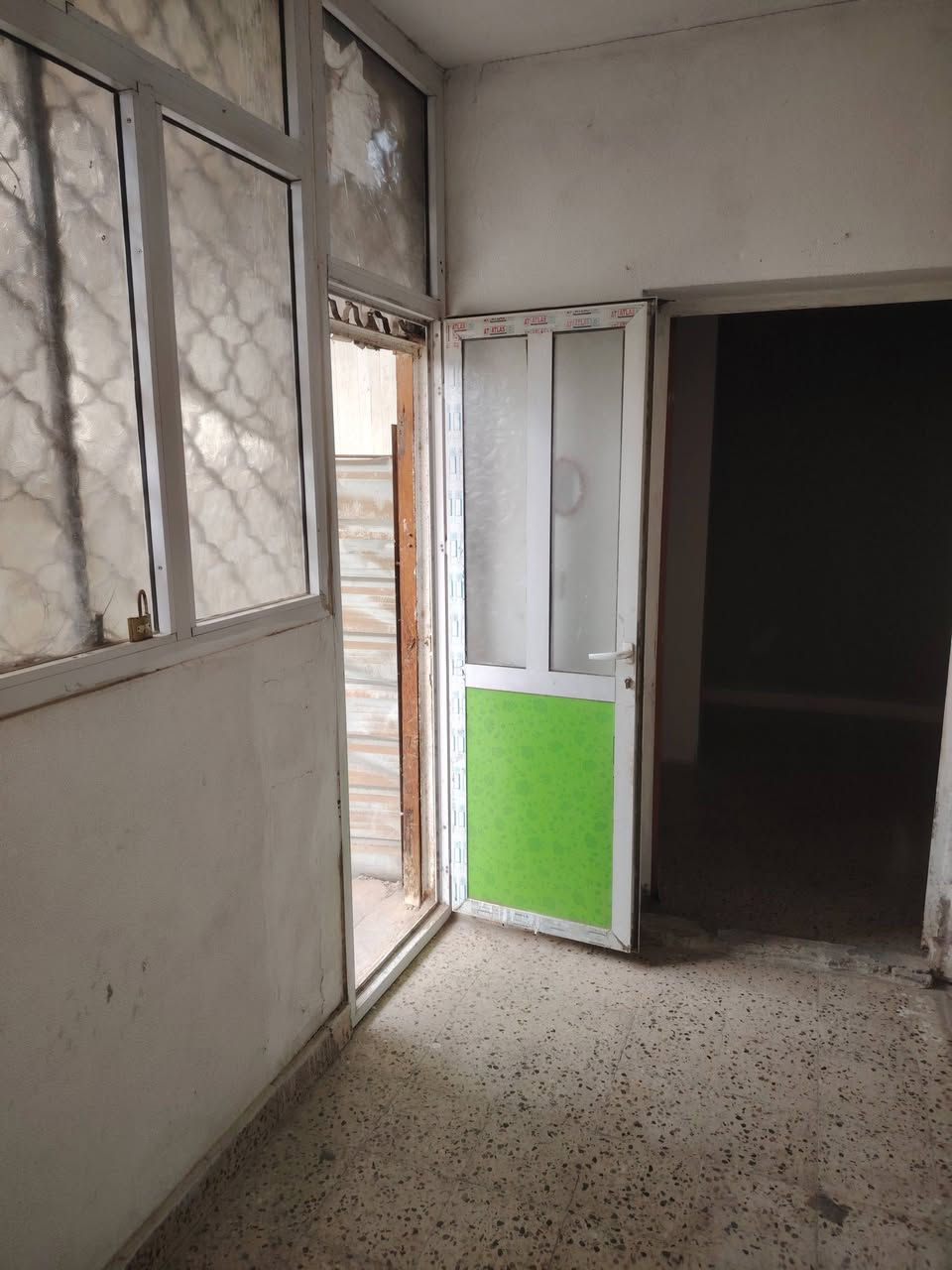 سلام عليكم شقه ارضيه+ مشتمل مع الشقه للبيع ديلوكس مجاور مدرسه الورقاء التواصل عل رقم الهاتف ***********
