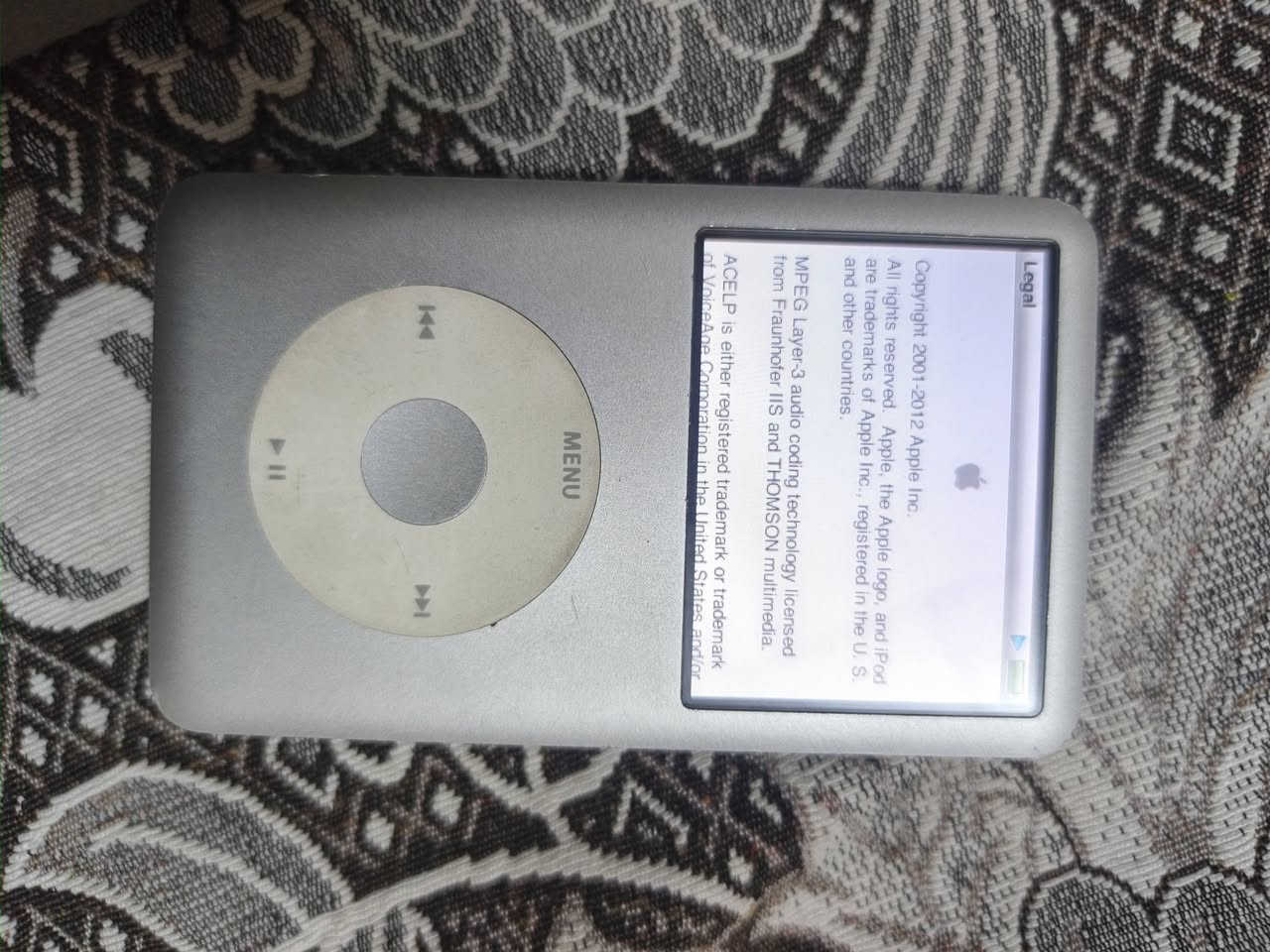 جهاز آي بود كلاسيك (iPod Classic) هو أحد أشهر مشغلات الوسائط من Apple [Wikipedia]. يتميز بتصميمه الأيقوني وعجلته الدوارة (Click Wheel) ومساحته التخزينية الضخمة التي وصلت إلى 160 جيجابايت. على الرغم من إيقاف إنتاجه رسمياً في عام 2014، إلا أنه لا يزال يحظى بشعبية كبيرة بين محبي الموسيقى وجامعي الأجهزة.
سعر 70,000 مع مجال 
***********
جهاز آي بود كلاسيك (iPod Classic) هو أحد أشهر مشغلات الوسائط من Apple [Wikipedia]. يتميز بتصميمه الأيقوني وعجلته الدوارة (Click Wheel) ومساحته التخزينية الضخمة التي وصلت إلى 160 جيجابايت. على الرغم من إيقاف إنتاجه رسمياً في عام 2014، إلا أنه لا يزال يحظى بشعبية كبيرة بين محبي الموسيقى وجامعي الأجهزة.
