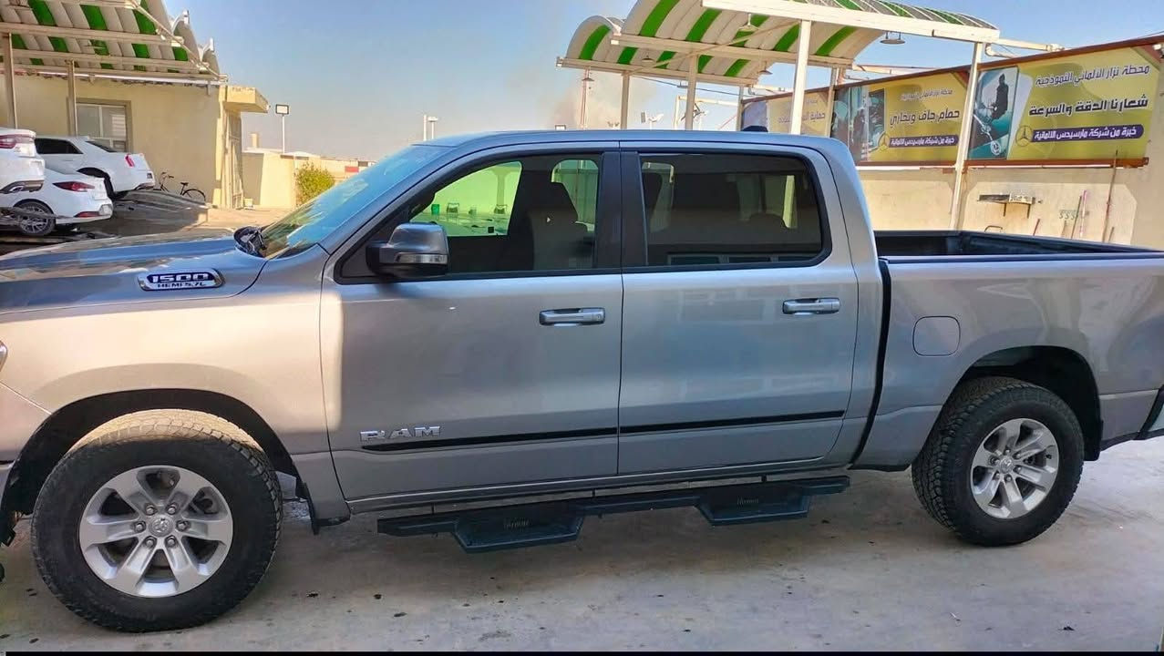 دوج رام بك هورن لونك ستار 2022.. بدون رقم  تترقم جميع المحافضات.. جدا نصيفه جاهزة كل نقص مابيها ماشية 40 ااف. حادثها خلفي.  بدون ايرباك. بس الحوض الخلفي مبدل جديد. وبيها كلير بجاملغ امامي.  حافات شاصي من ورا بيهن شوية تعديل.. 
السعر 210 وبي مجال
***********
