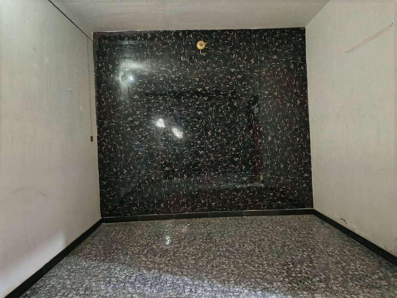 دار سكن في حي الامين المساحه  115 م  يحتوي على غرفة نوم واستقبال ومطبخ وصاله وحمامات داخليه وخارجيه .. البيت جاهز وبناء نظيف جدا ..
موقع الدار //  نزلة سيد حسين ( أبو الأنشائيه )
ملاحظه // يرهم نص السعر نقدي والباقي اقصاط
  للاستفسار الاتصال على
    ***********
    ***********
