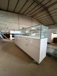 ميز فاترينه • غير مستخدم • ٣ قطع