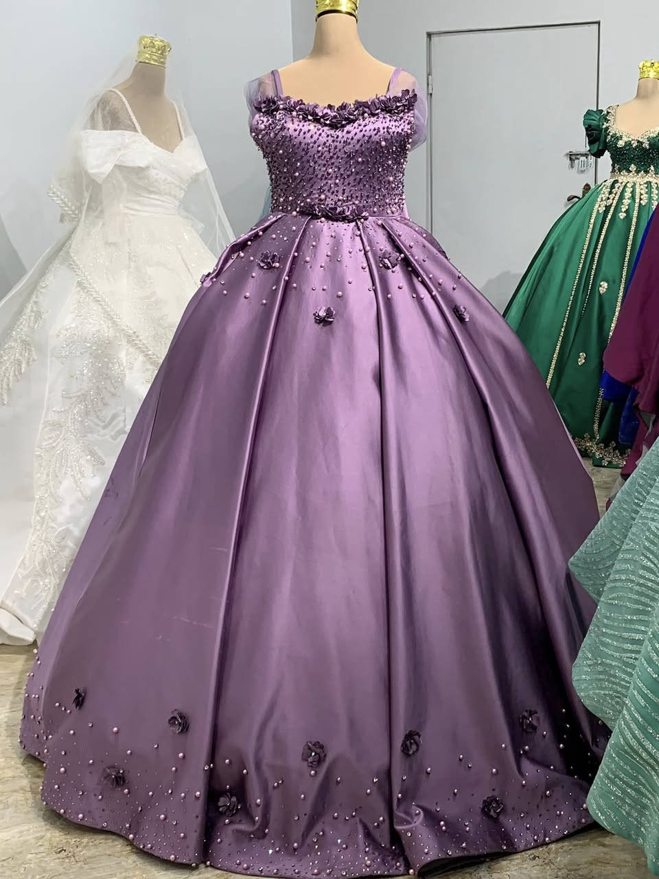 عروض خاصة لهذا الشهر كل بدلتين الثالثة مجاناً فقط ب125
العنوان سنتر الدور للعرائس 
مجاور قسم تربية الدور 
للاستفسار ***********
