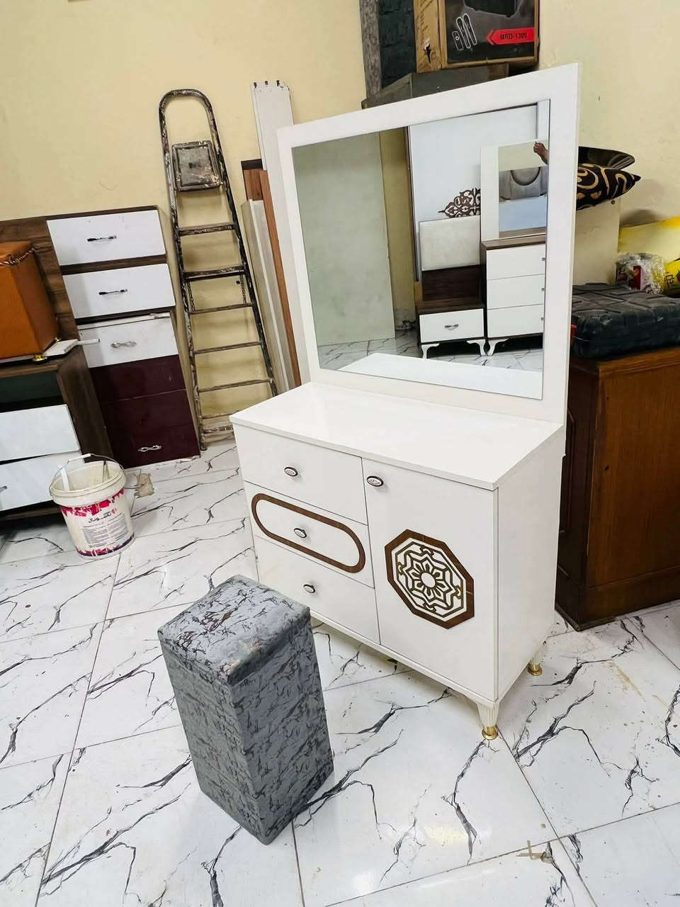 غرفة نوم مستعملة🇹🇷
 نضافة80 ٪💯
عدد القطع / 5
نضام / أبواب 💢 
500🔒 
شد ونقل داخل بغداد مجاني🚛
يوجود توصيل محافضات
هدية 🎁 طابورية اضافية


**إذا كنت صاحب هذا الإعلان وتريد حذفه لأي سبب، رجاءا أرسل رسالة إلى الدعم الفني**