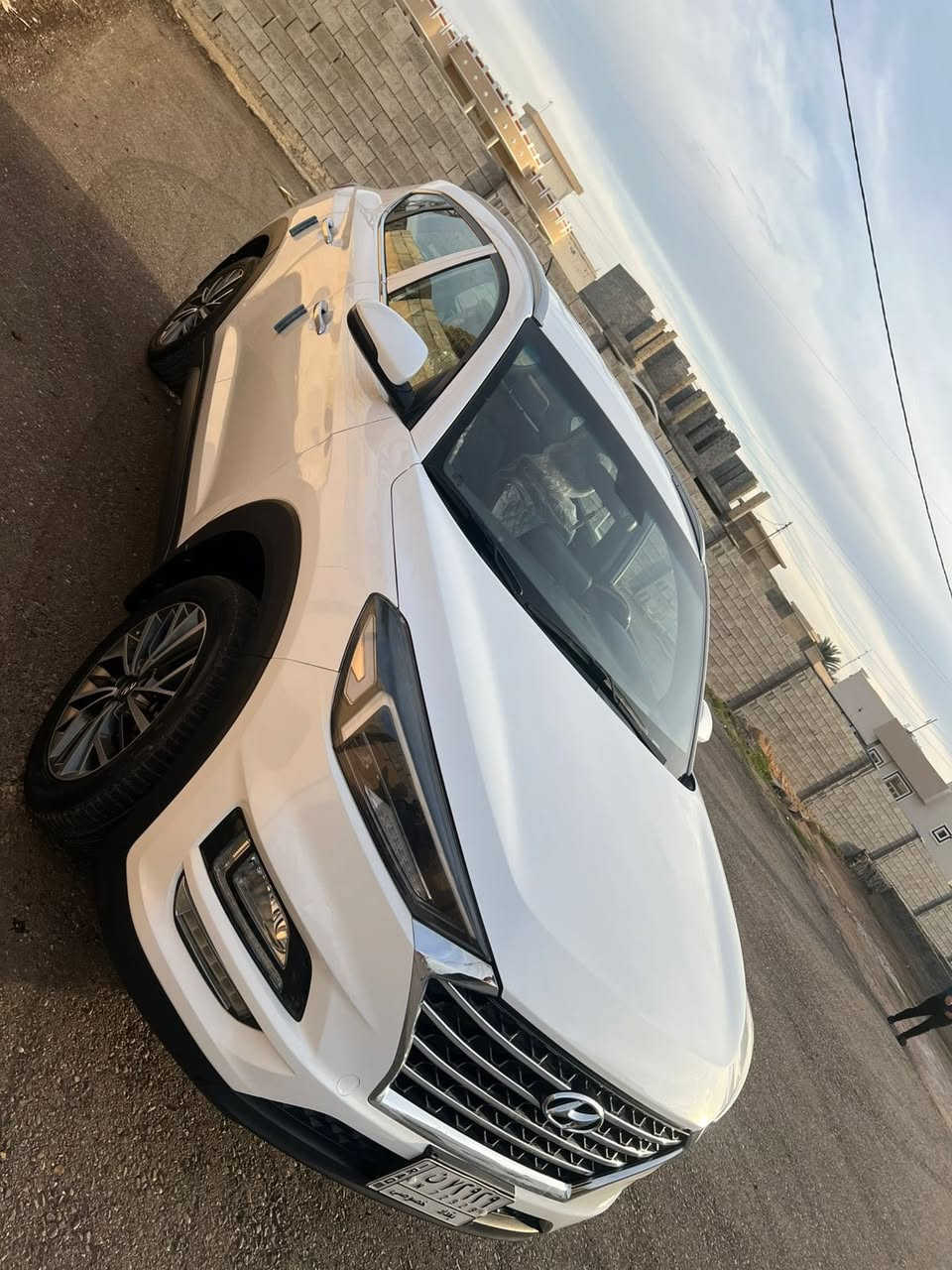 توسان 2020 
ماشيه 82 رقم بغداد 

اللون مميز بالتوسان ( ابيض صدفي )

السيارة فول عدا الفتحه  

لايت 5 عدسات 

سايد بريك بل رجل 

بصمه تشغيل 

بصمه بالابواب الاماميه..

نظام ترحيب بالسياره عن قرب..

ويل كب الكبير 

محرك 2000

تبريد قطعتين...

شاشة

ثلاث انظمه قياده

يدات نيكل 

كشنات كهرباء

لدات بل مري ترحيب

 لدات أماميه لايت عدسات

بك لايت لد 

داش كام 

مري شفط

اشاير بالمري

حساس خلفي 

السعر ( 208 )  وبيه مجال بسيط 

رقم الهاتف ‏***********
العنوان الرمادي ( حصيبة الشرقية )
