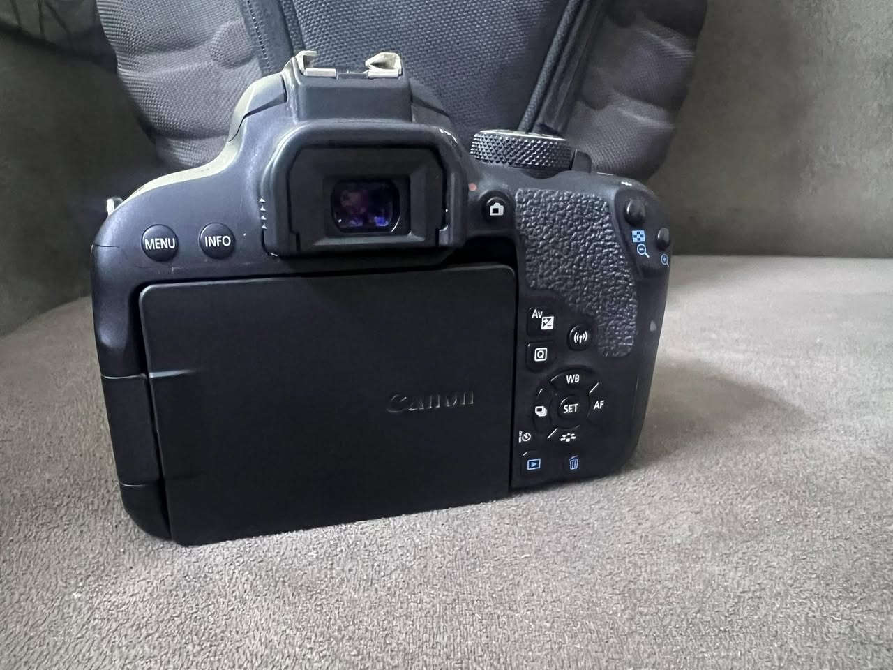 كانون 800d نظافه 99‎%‎ سعرها 500 الف بيها مجال قليل ***********
